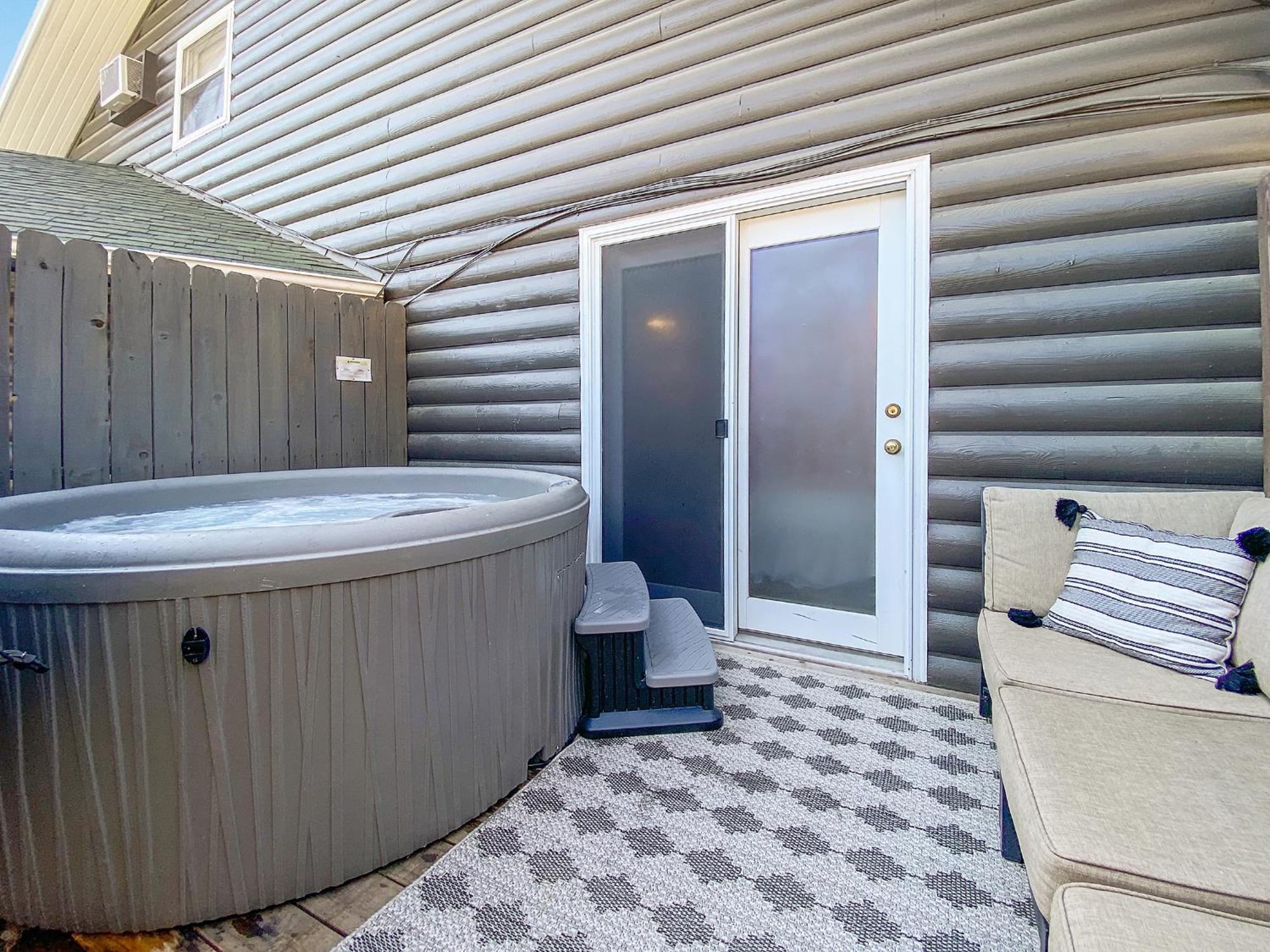 Deluxe Queen Suite