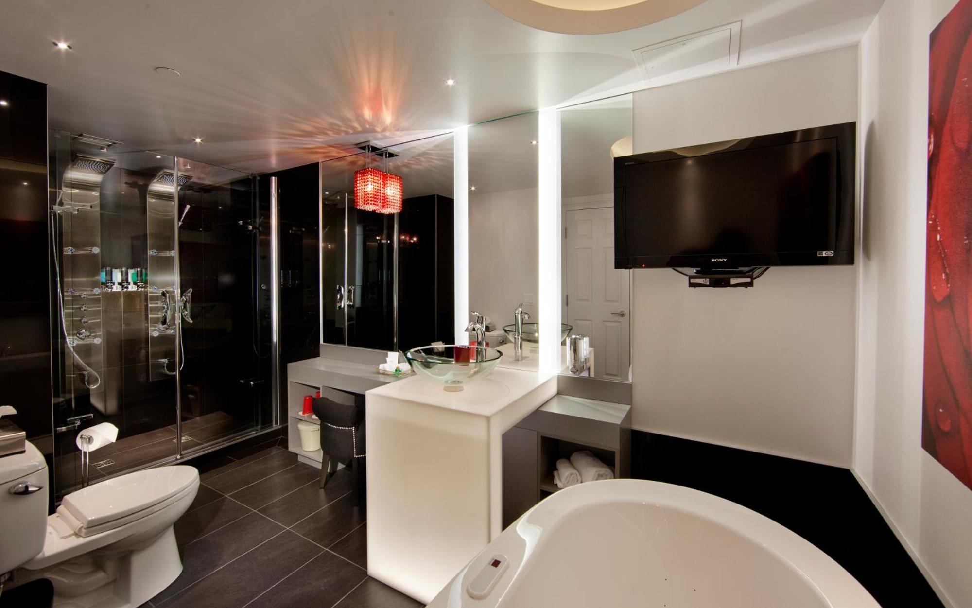 Red Suite 1 Queen Bed 1 Queen Murphy Bed