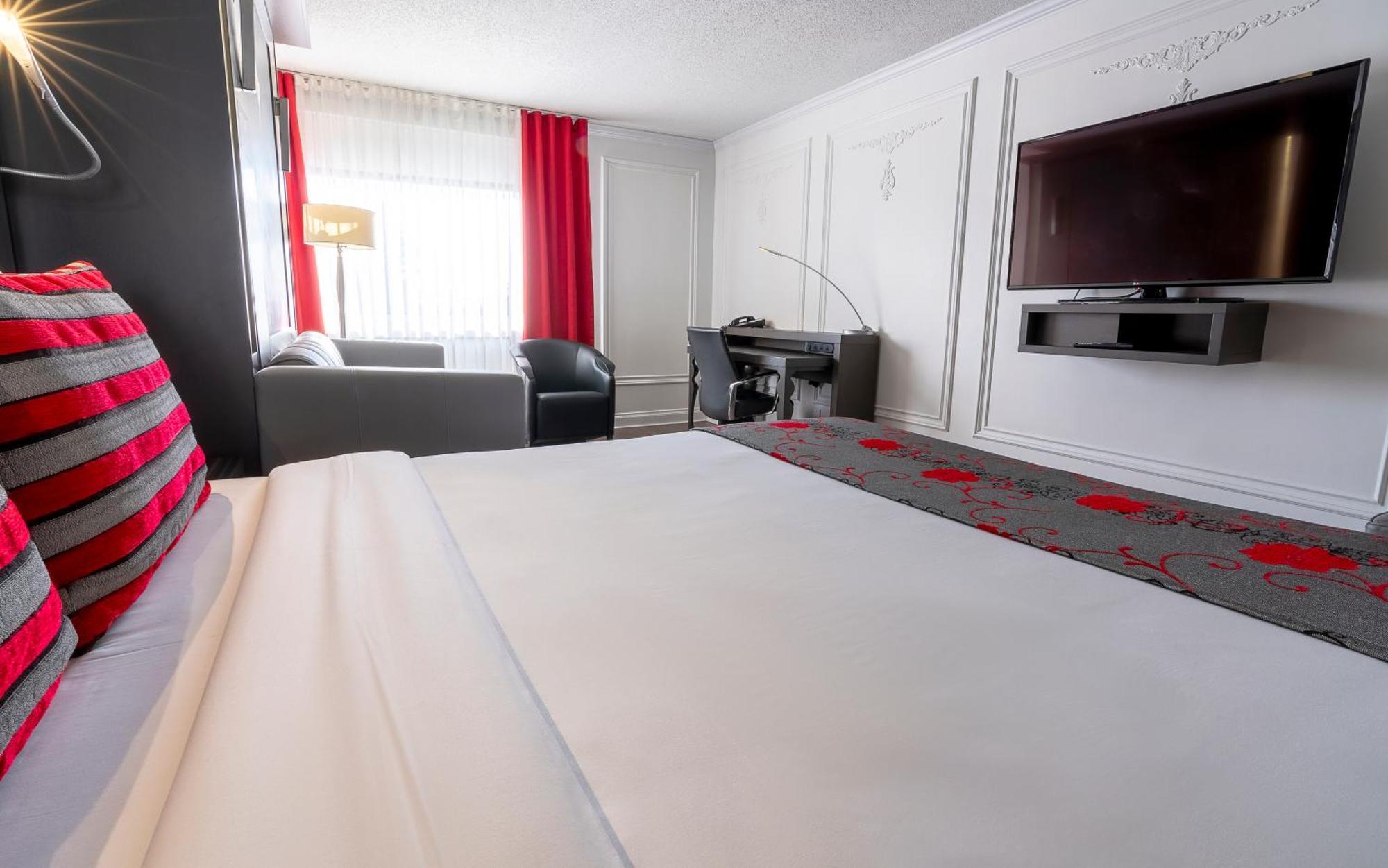 Exterior View Room 1 Queen Bed 1 Queen Murphy Bed