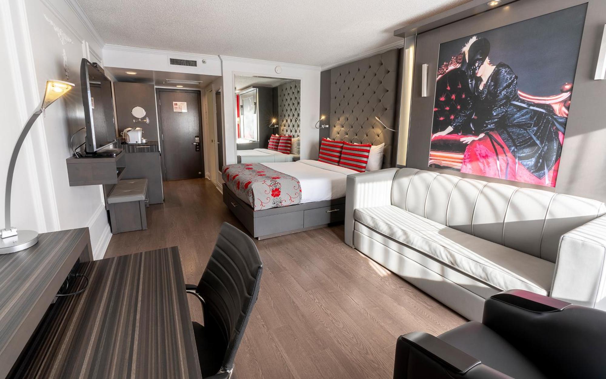 Exterior View Room 1 Queen Bed 1 Queen Murphy Bed
