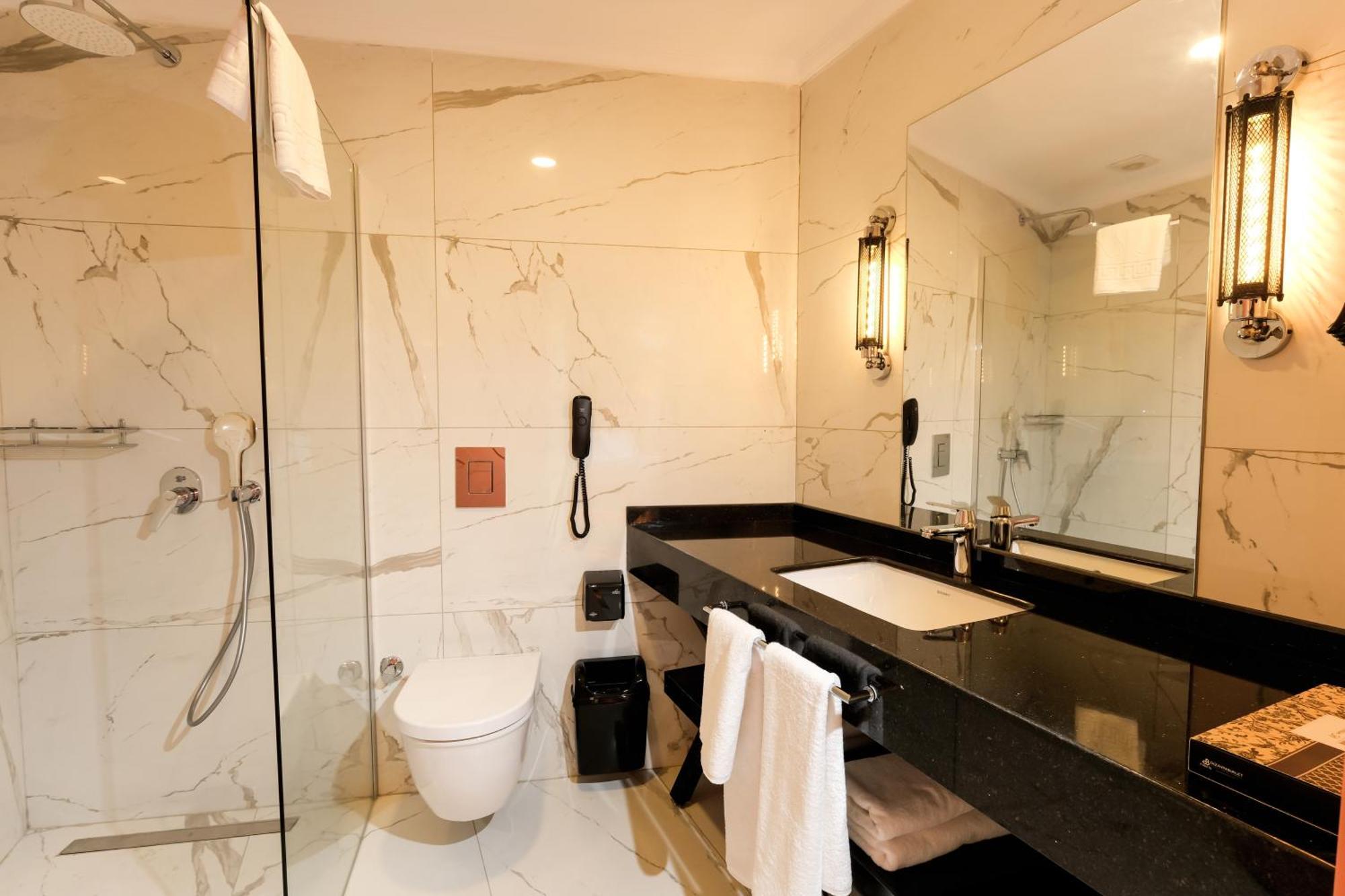 Deluxe Suite Spa Bath