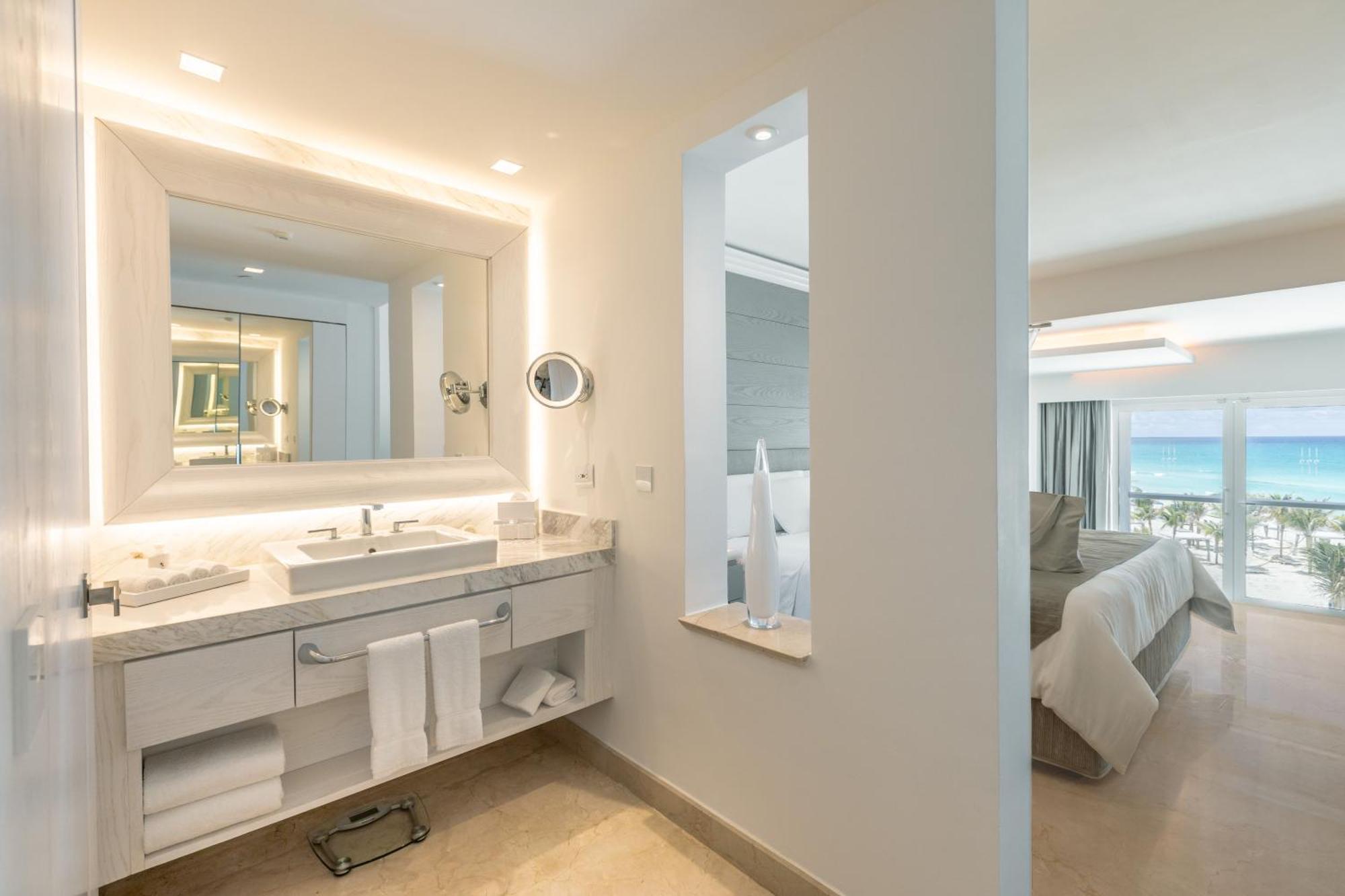 Royale Honeymoon Suite Oceanfront King Size Bed