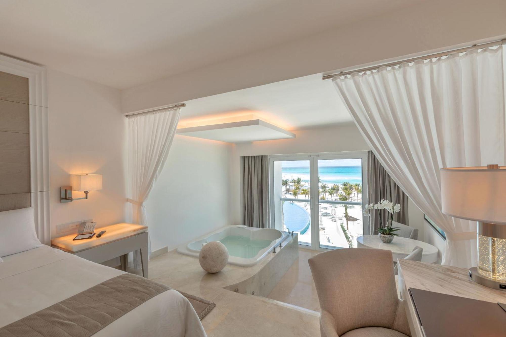Royale Honeymoon Suite Oceanfront King Size Bed