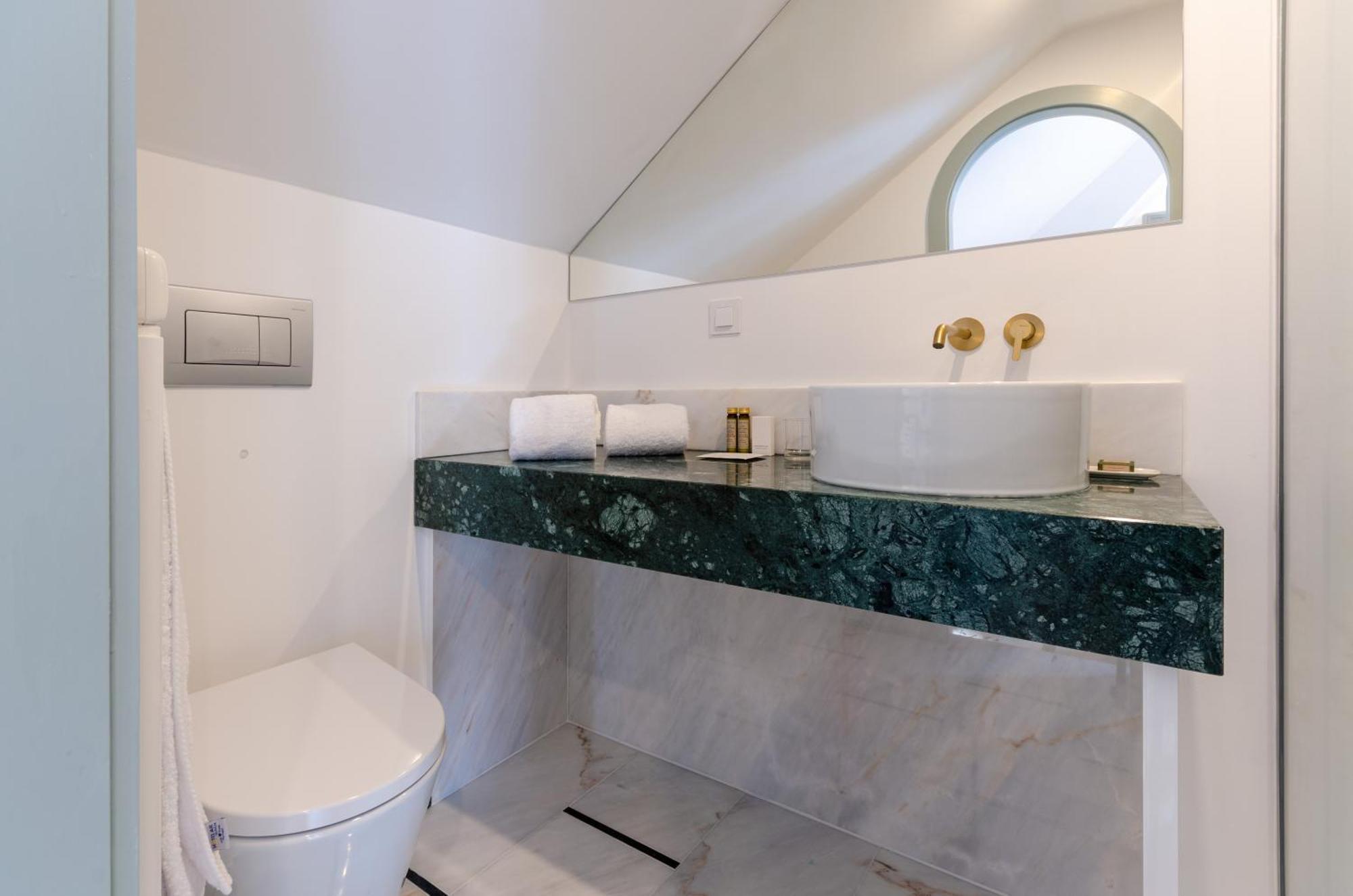Mansard Junior Suite City View