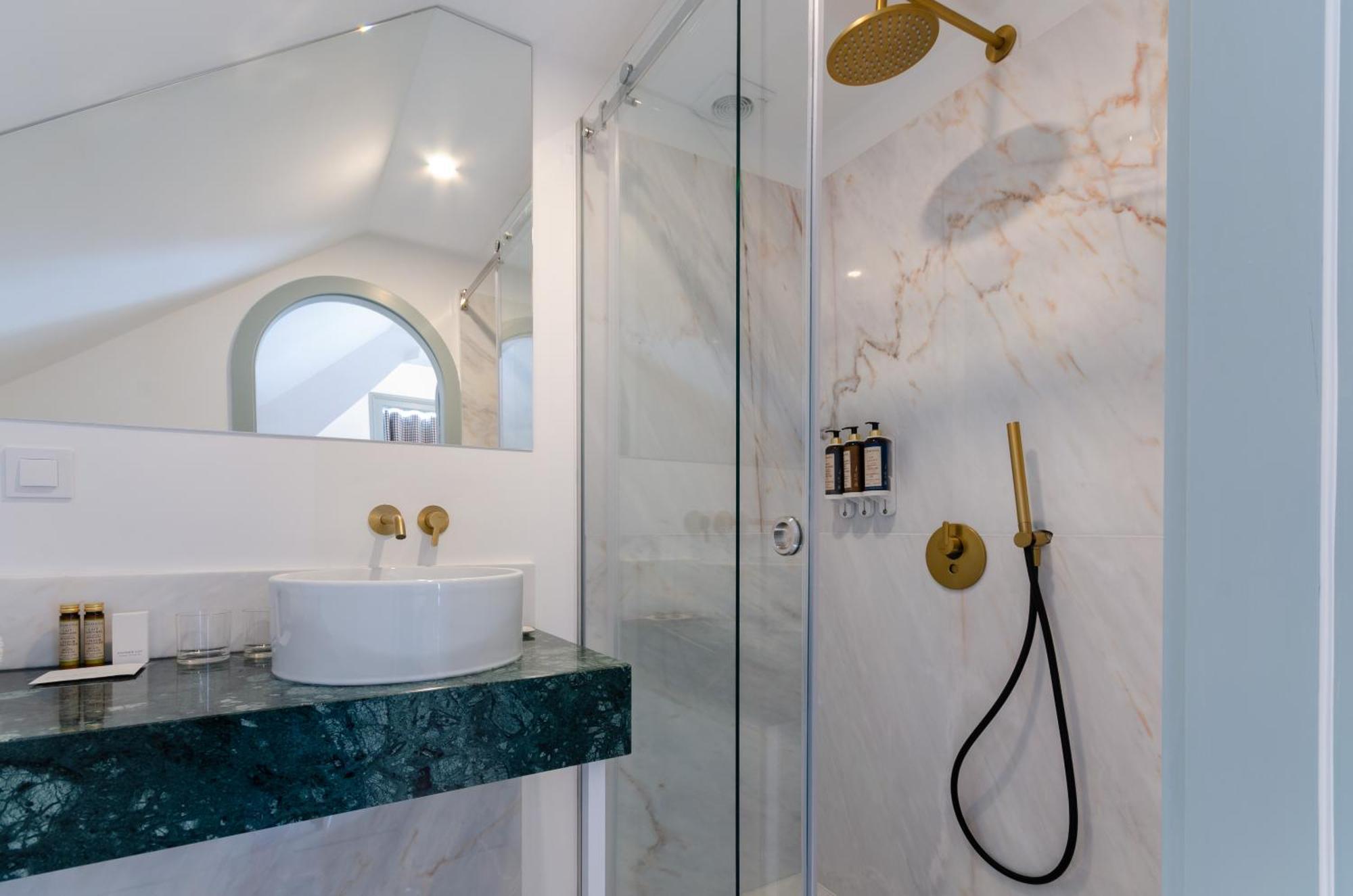 Mansard Junior Suite City View