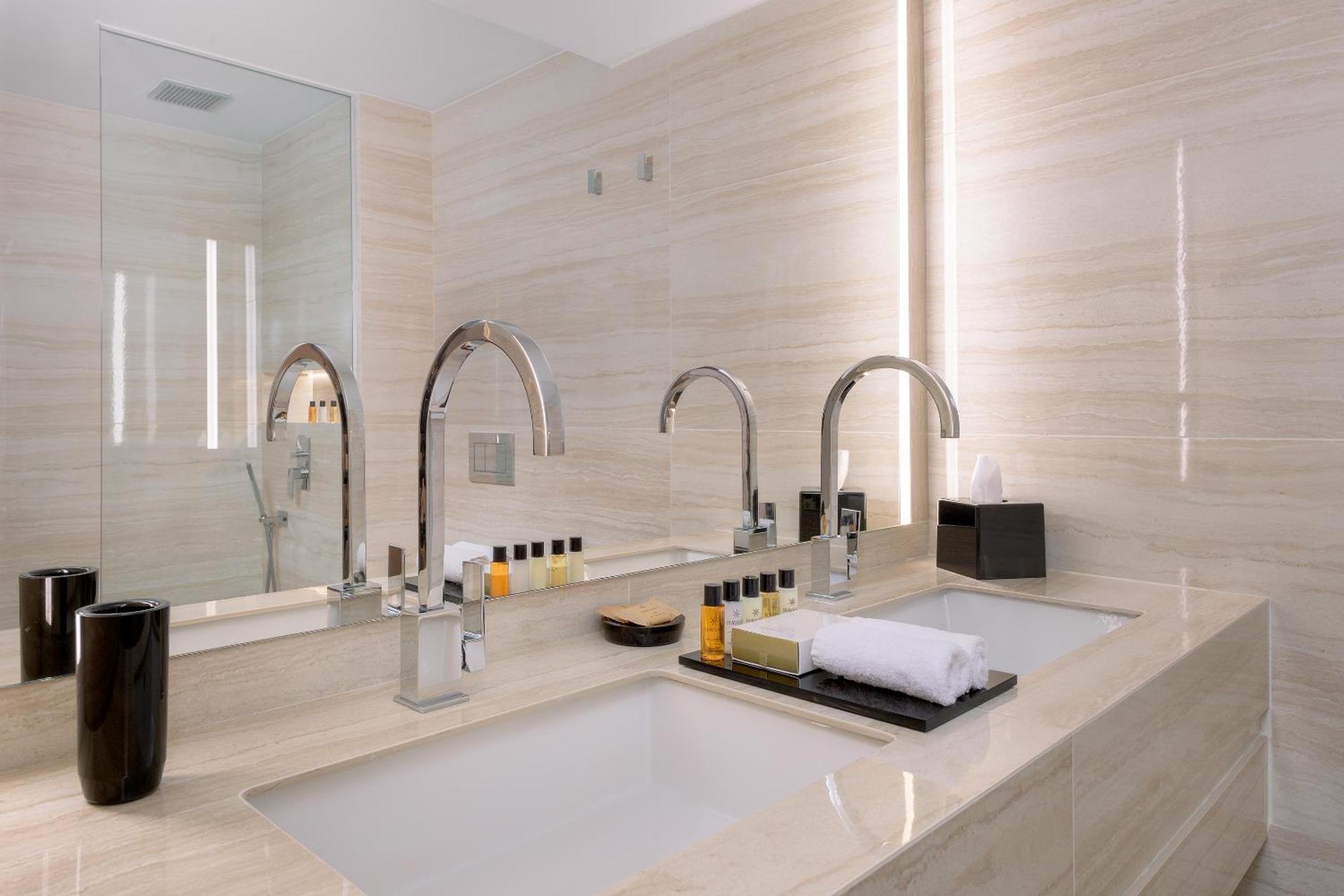 Deluxe Double or Twin Room Inland View