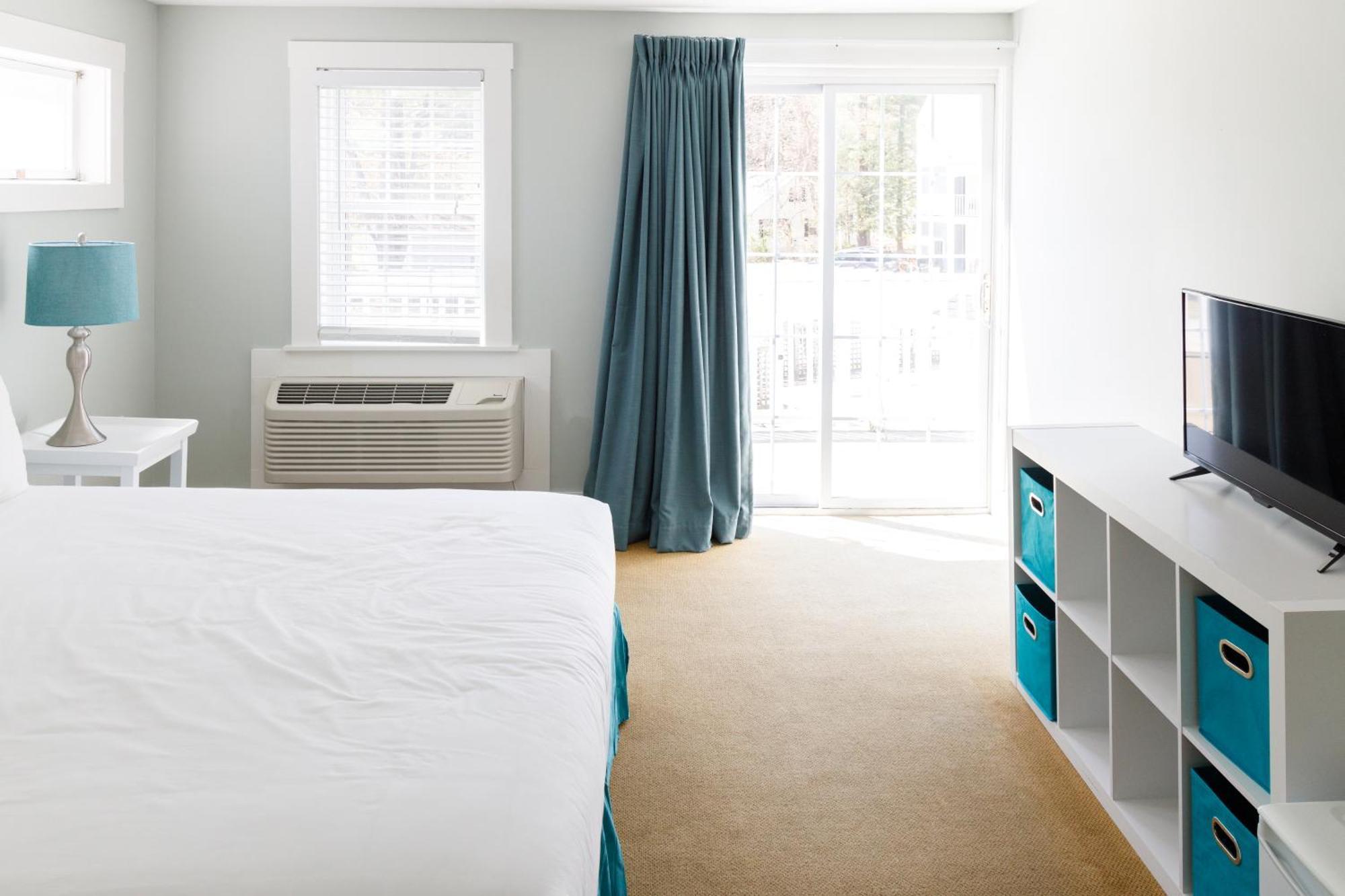 King Standard Semi-Private Balcony Quarterdeck Building Floor 2