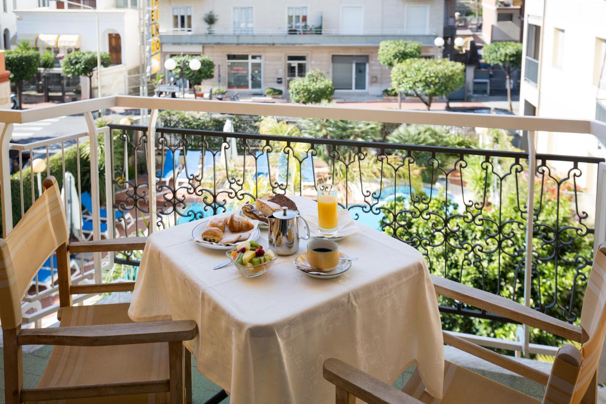 Junior Suite mit Balkon und Poolblick