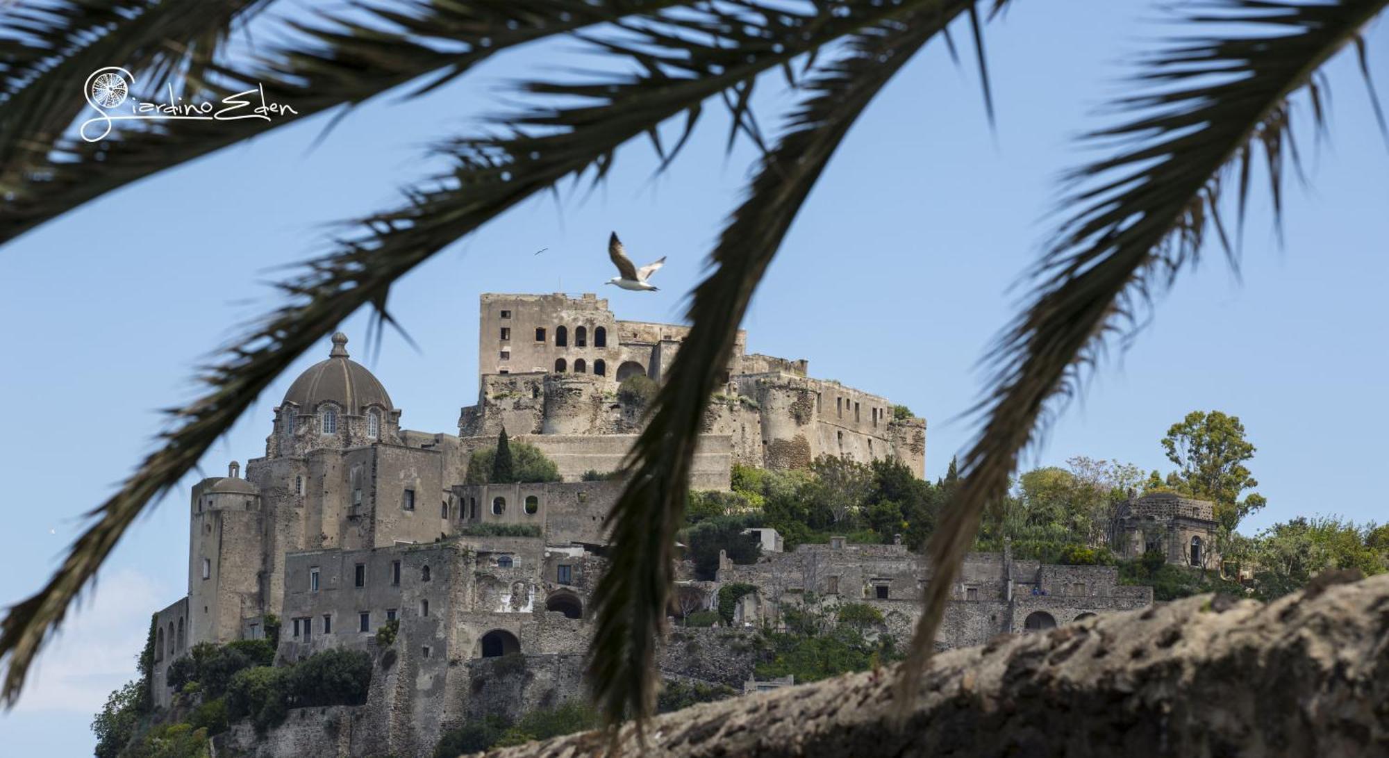 Camera Matrimoniale/Doppia con Letti Singoli con Vista Mare Parziale