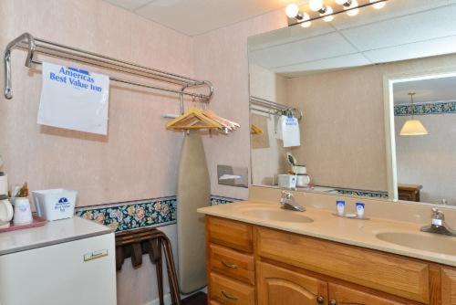 1 King Bed Deluxe Room Jetted Tub Non-Smoking