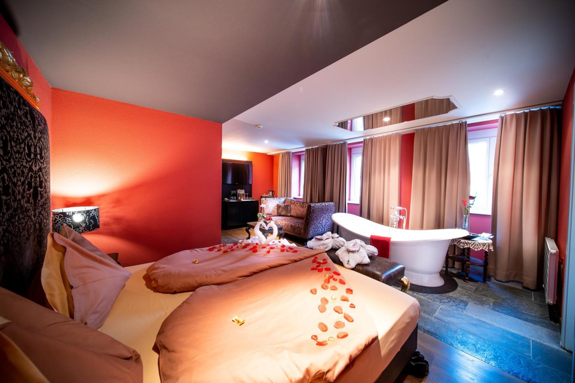 Honeymoon Suite