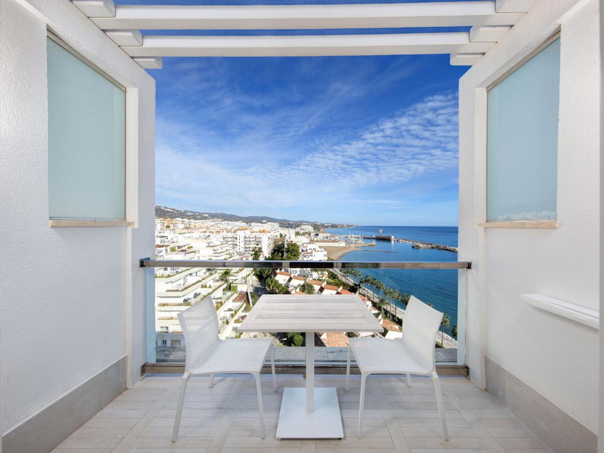 Make it Happen Twin Room Lateral Sea View
