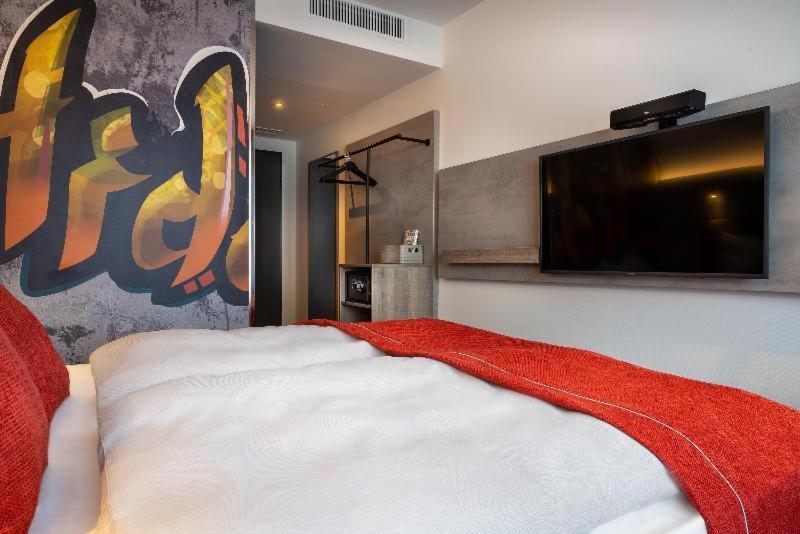 Standard Queen Room Accessible