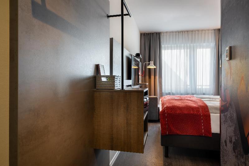 Standard Queen Room Accessible