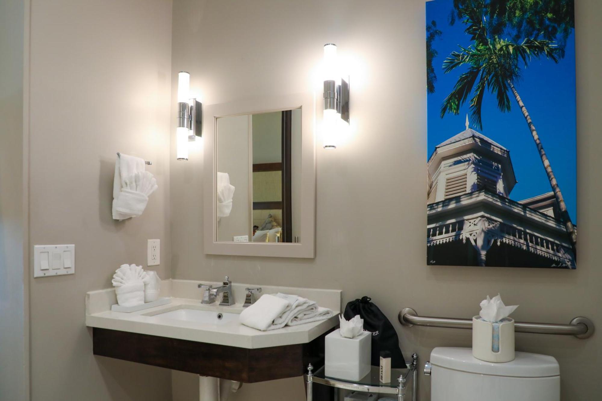 Deluxe Queen Room Disability Access
