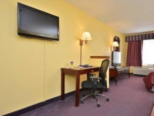 Queen Room Roll Shower Mobility Accessible or Non-Smoking
