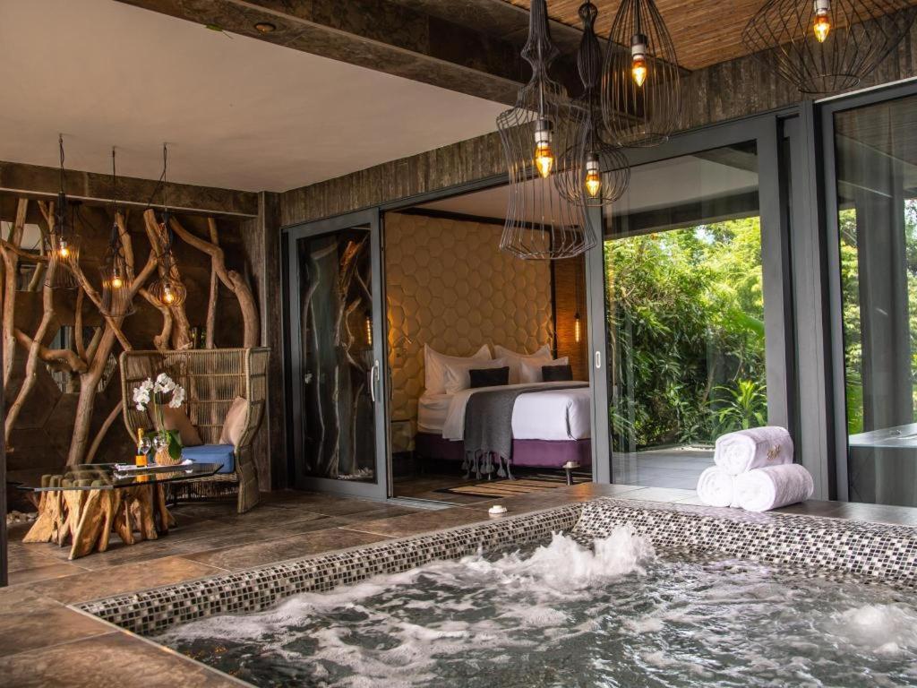 Pacific Spa Bath Suite
