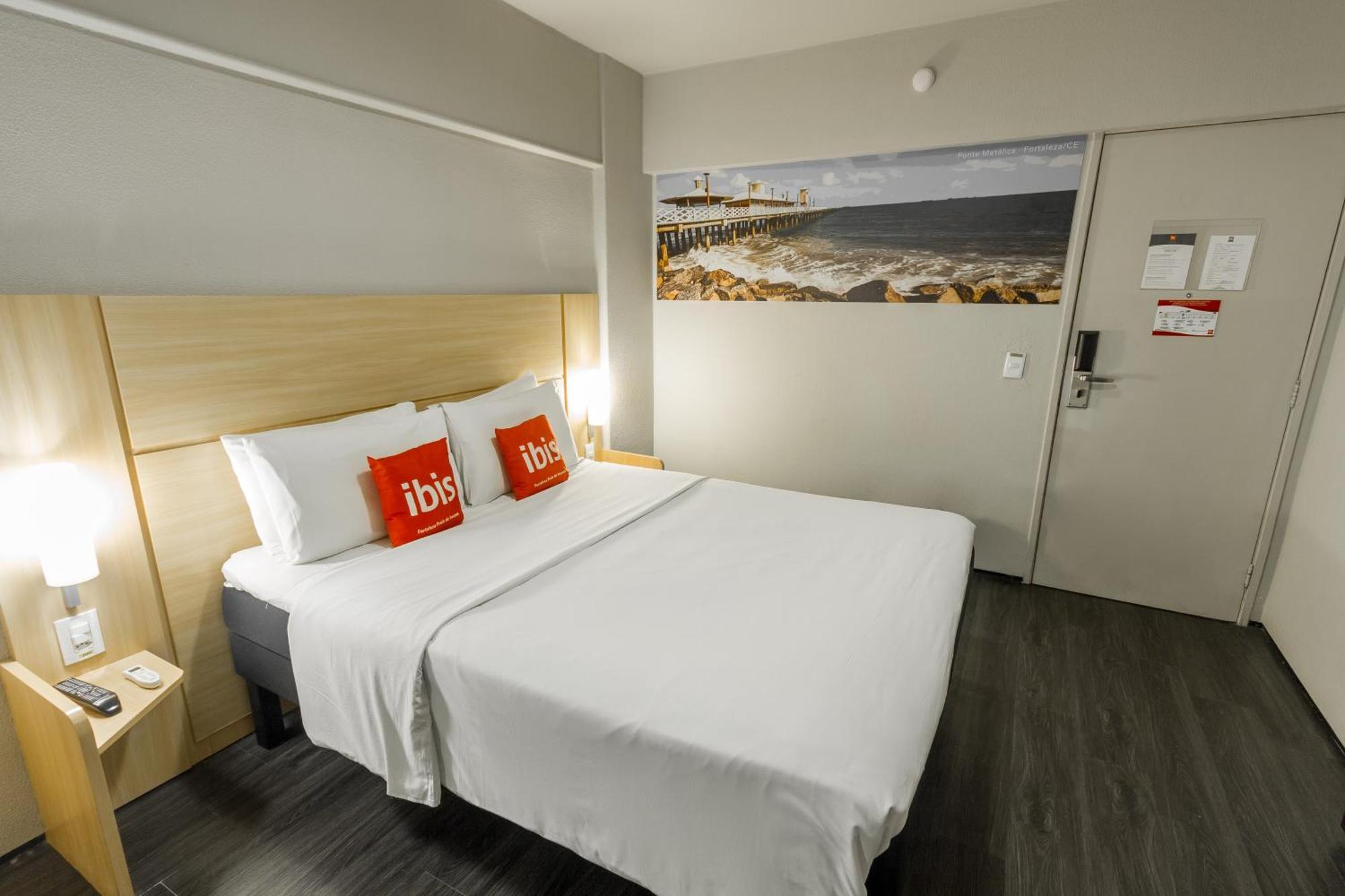 Executive One-Bedroom Apartment Queen Bed Partial Sea View