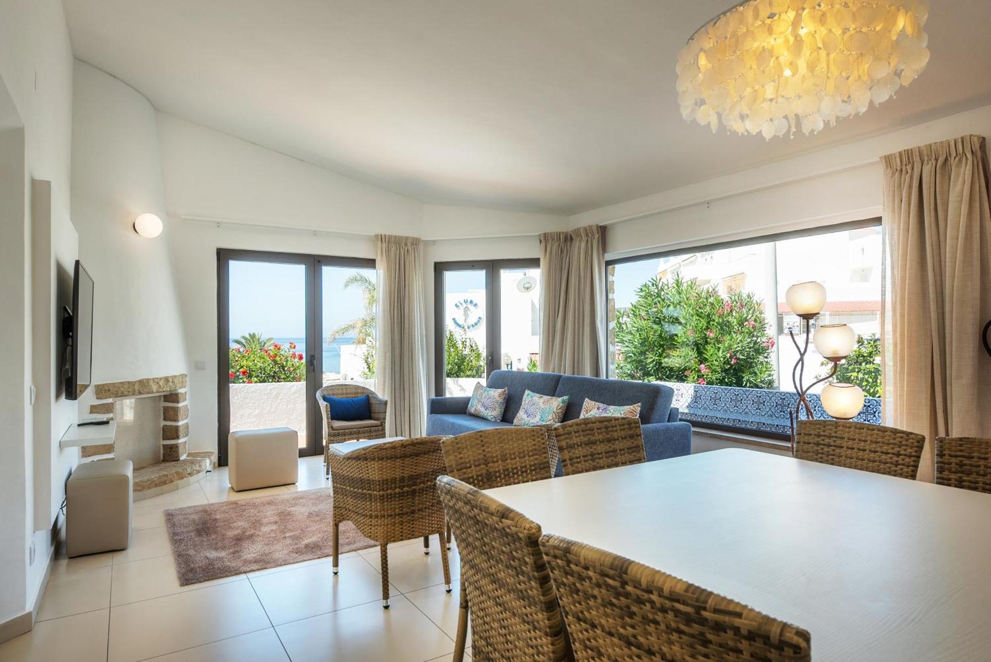 Three-Bedroom Villa Private Jacuzzi Sea View