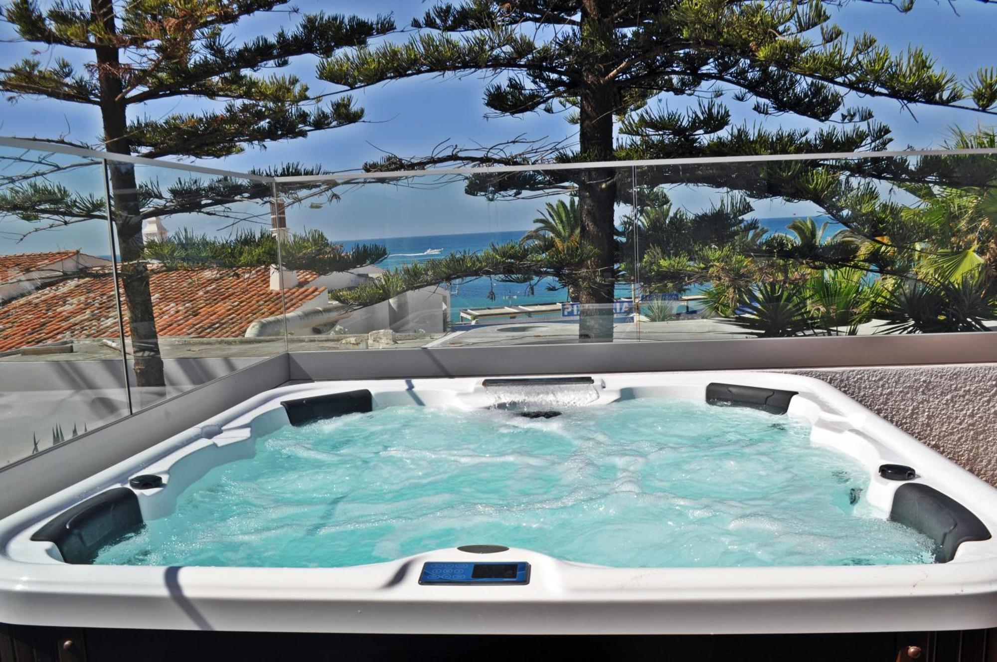 Three-Bedroom Villa Private Jacuzzi Sea View