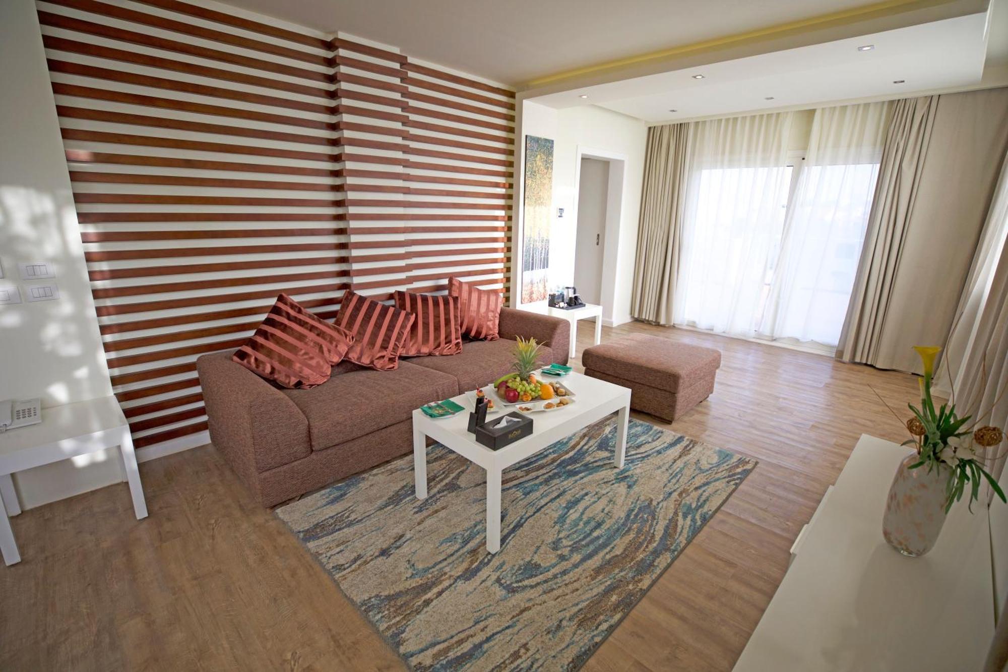 Deluxe Suite Posh Club