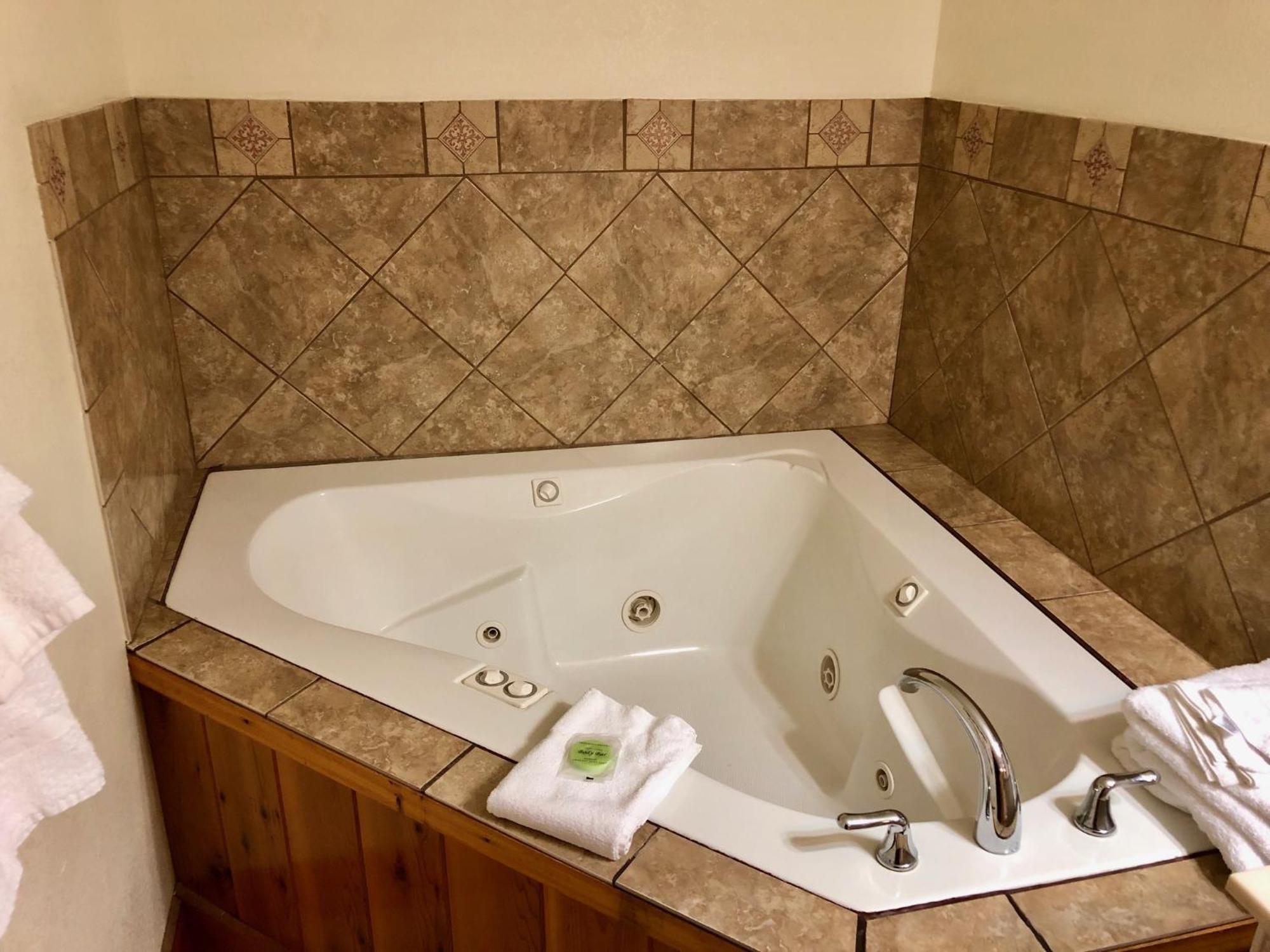 Deluxe Suite Spa Bath