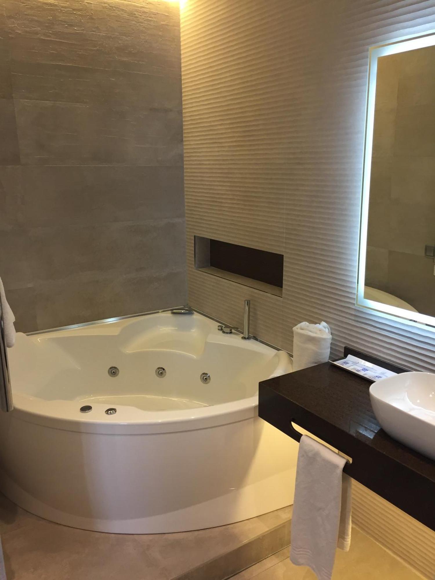 King Suite Spa Bath