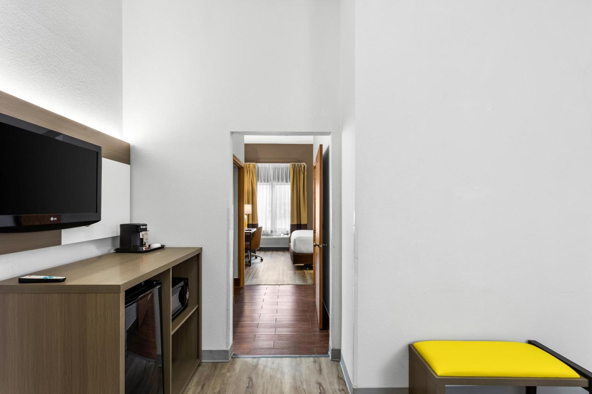 King Suite - Accessible/Non-Smoking