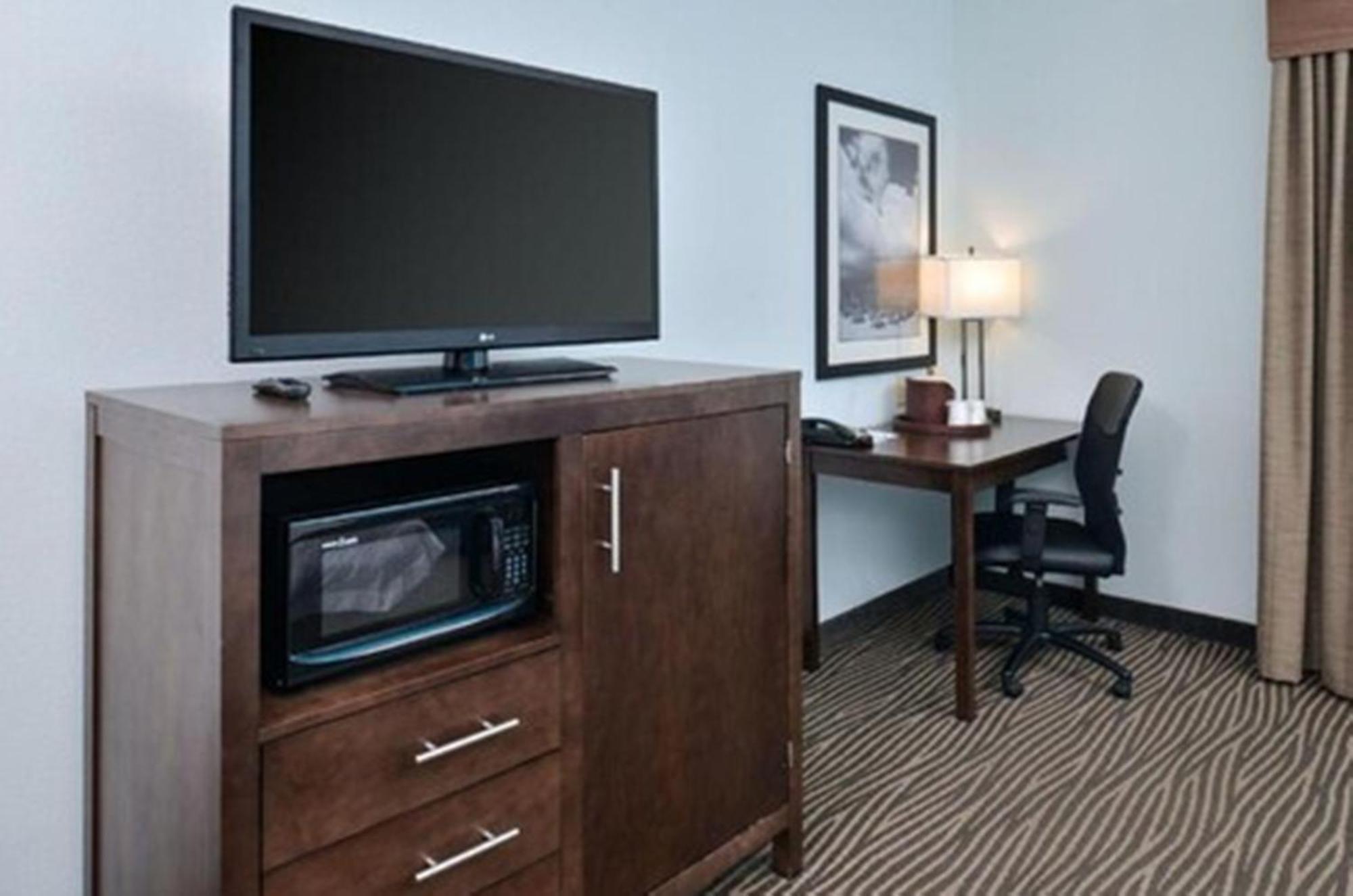 Queen Room Two Queen Beds Hearing Access or Non-Smoking