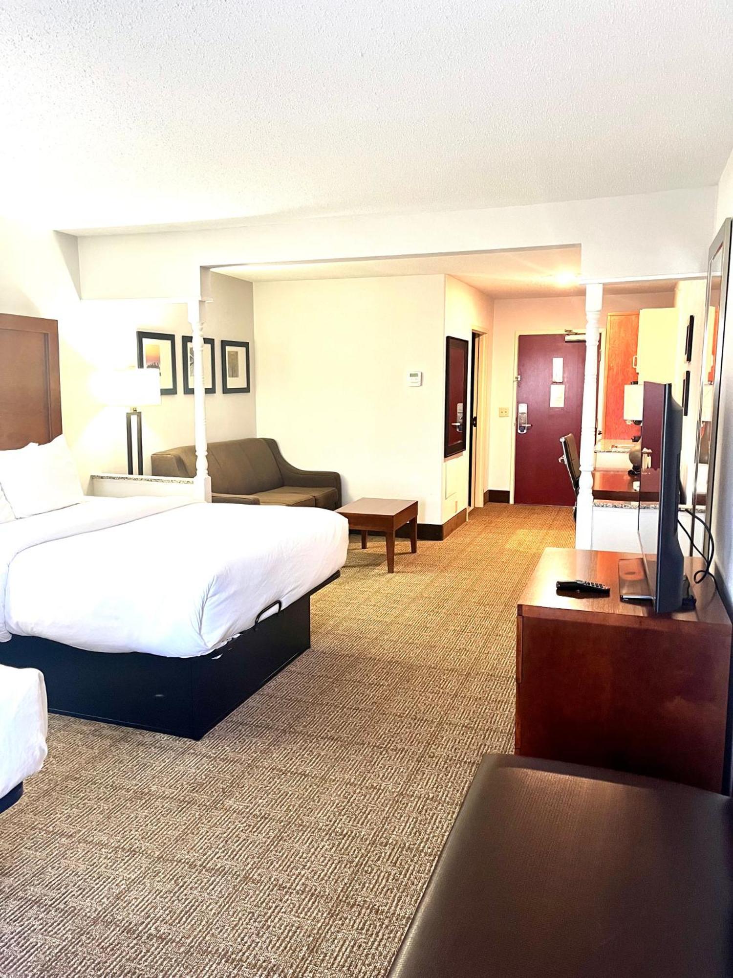 Queen Suite with Two Queen Beds - Non-Smoking