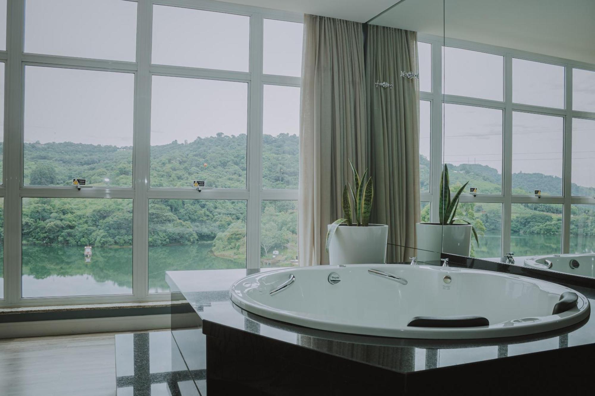 Premium King Room Lake View