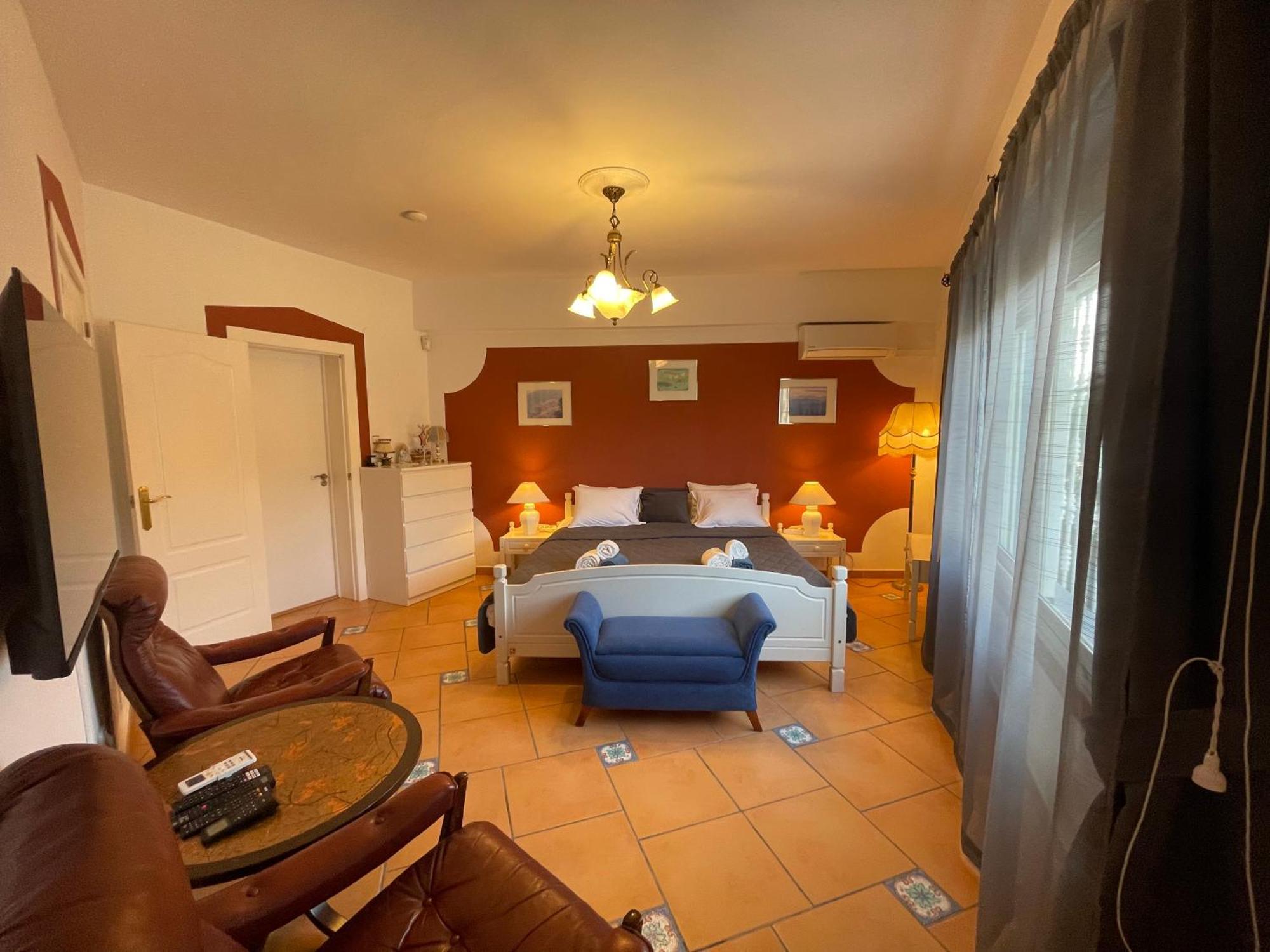 Habitación con cama grande
