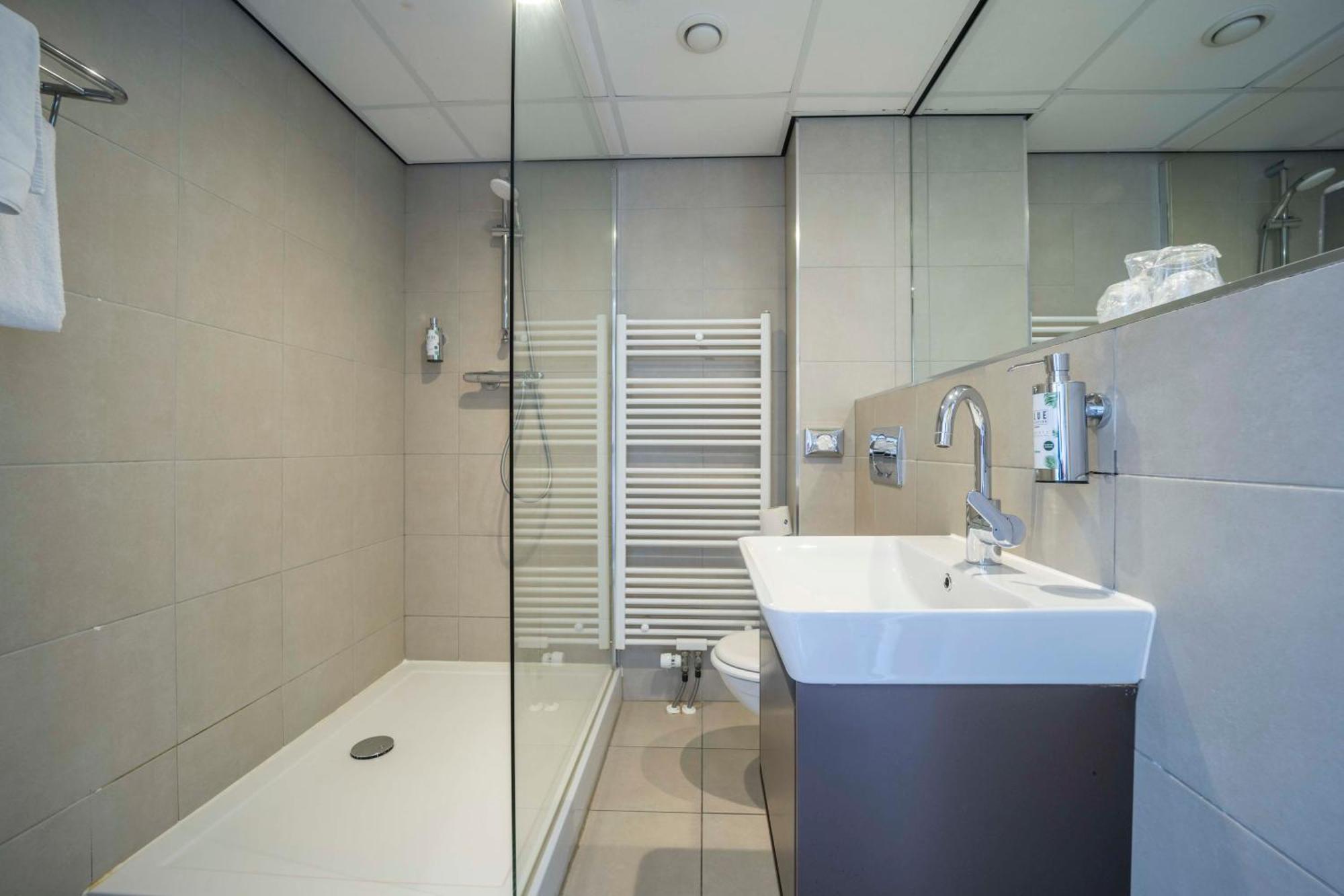 Large Comfort Double Room Shower