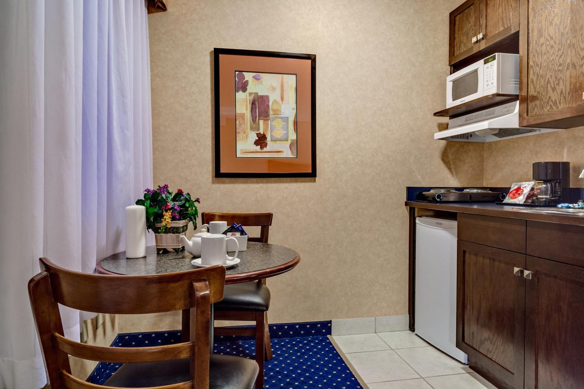 Queen Room Two Queen Beds Kitchenette