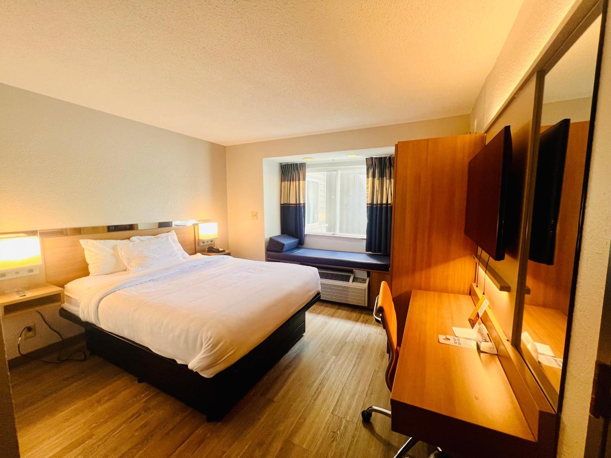 Queen Room - Non-Smoking