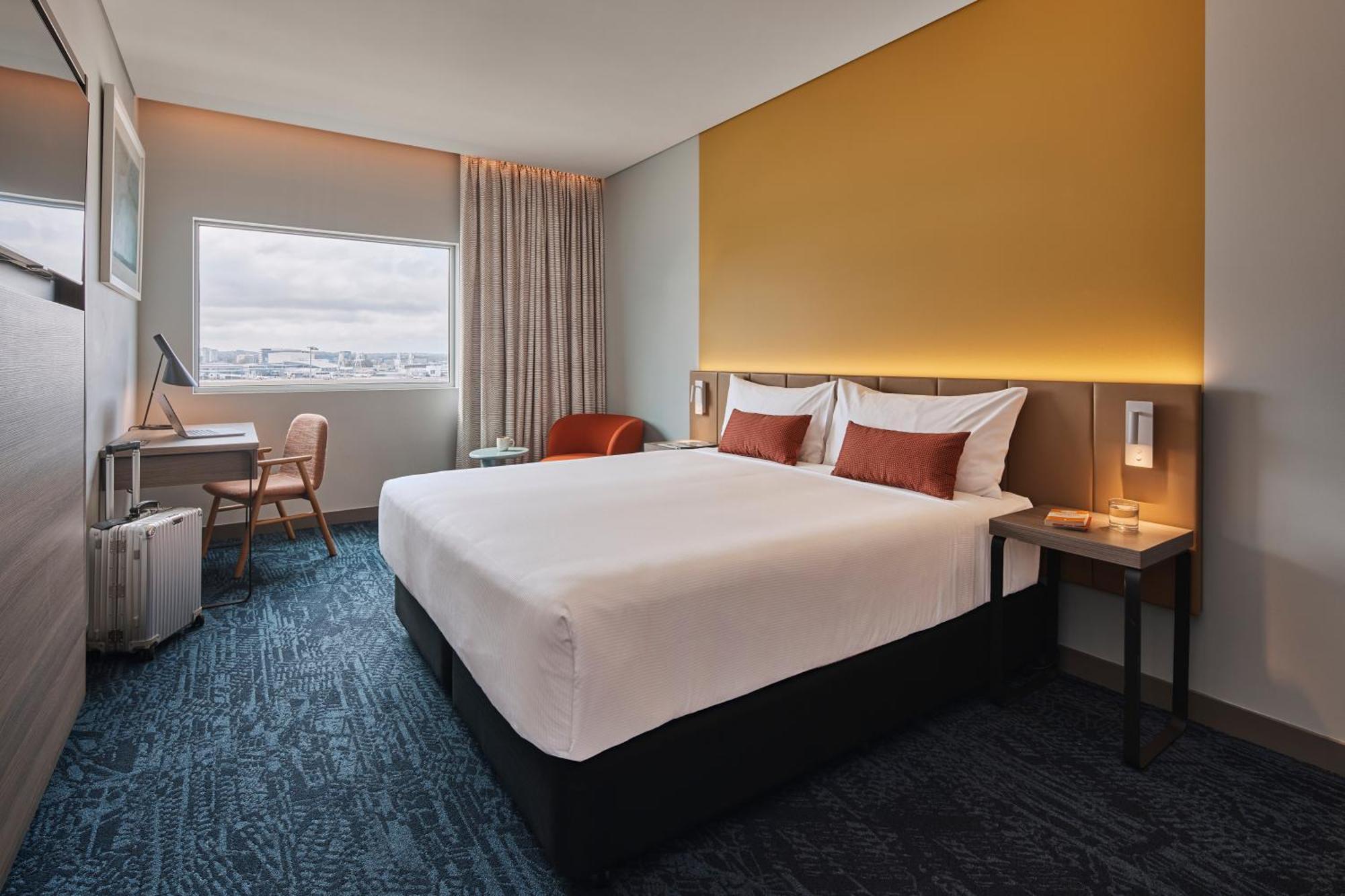 Deluxe King Room Airport View