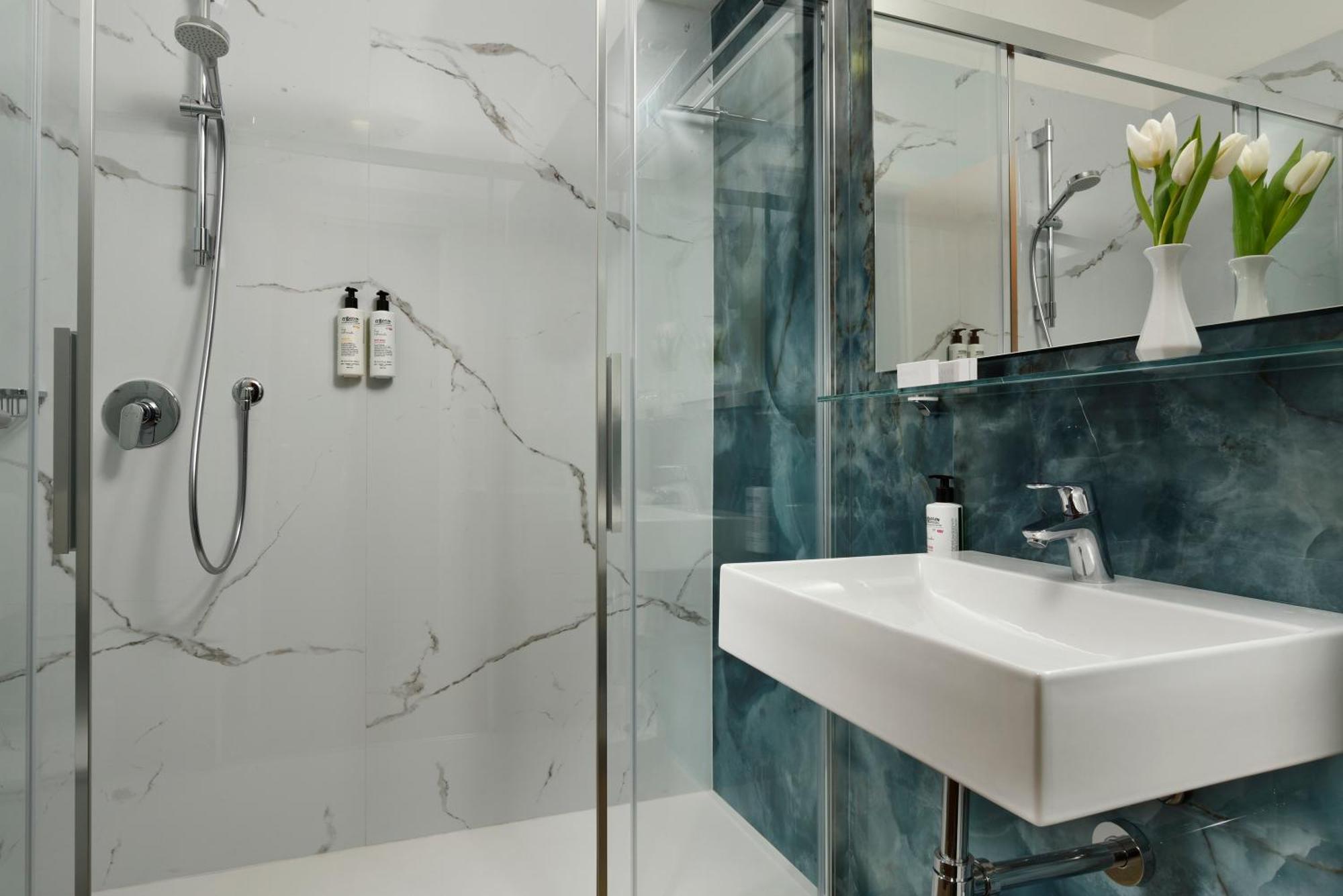 Standard Double Room with Partial Lake View and Spa access,1591487012:JPEG