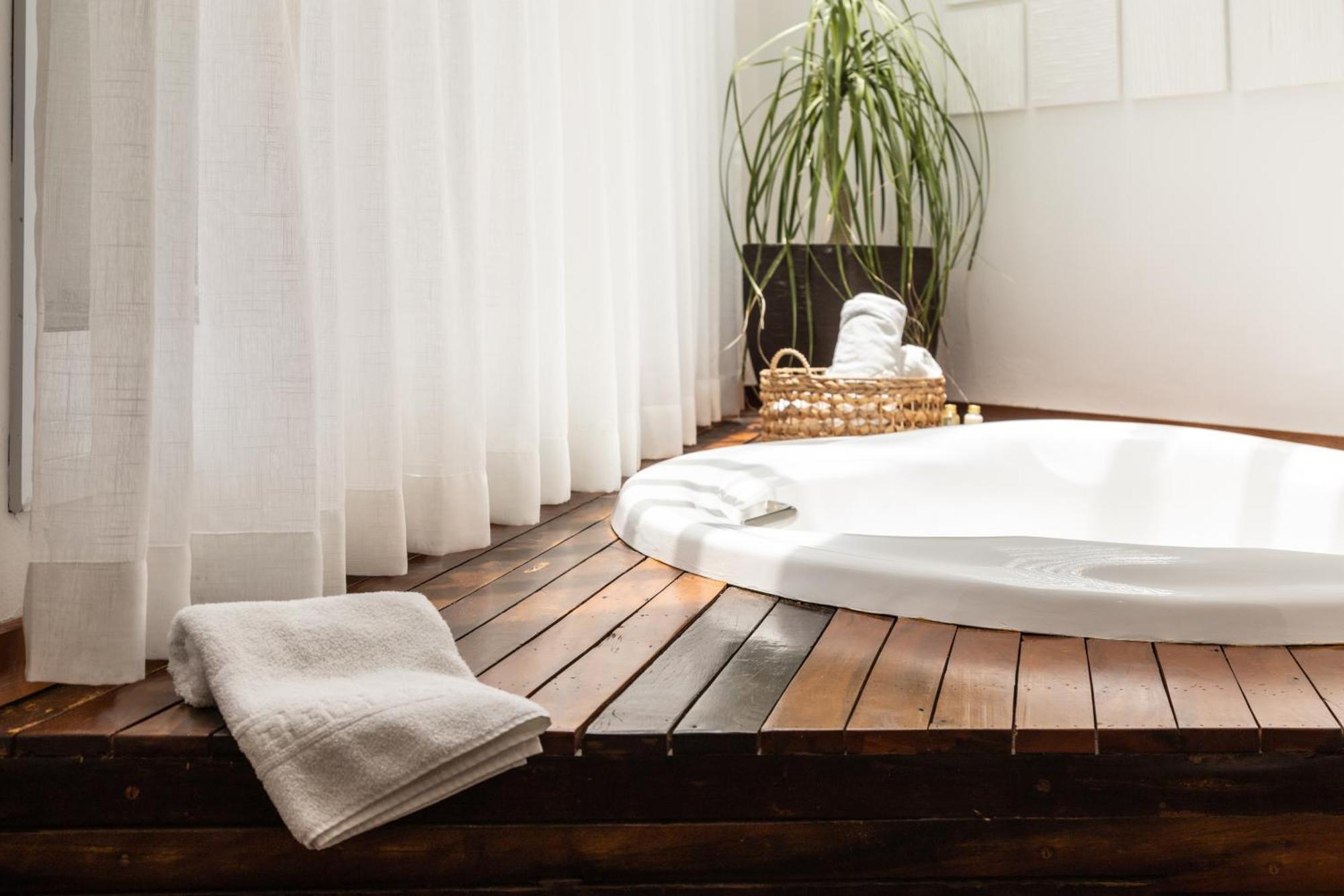 Deluxe Room Spa Bath