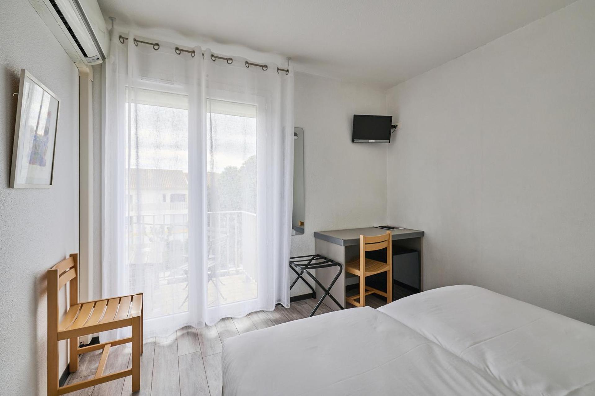 Comfort Twin Room Balcony Air Conditioning Courtyard side