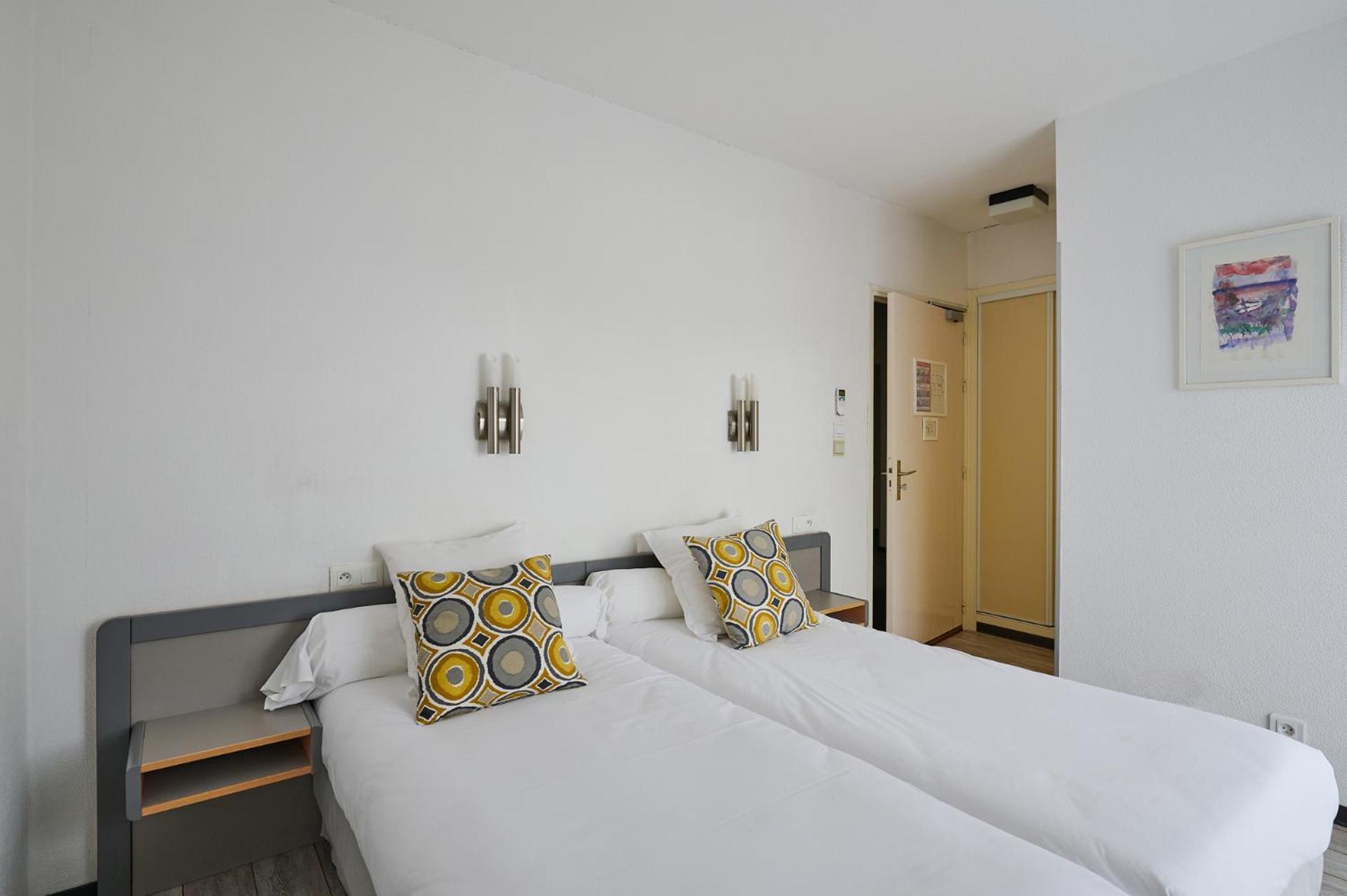 Comfort Twin Room Balcony Air Conditioning Courtyard side