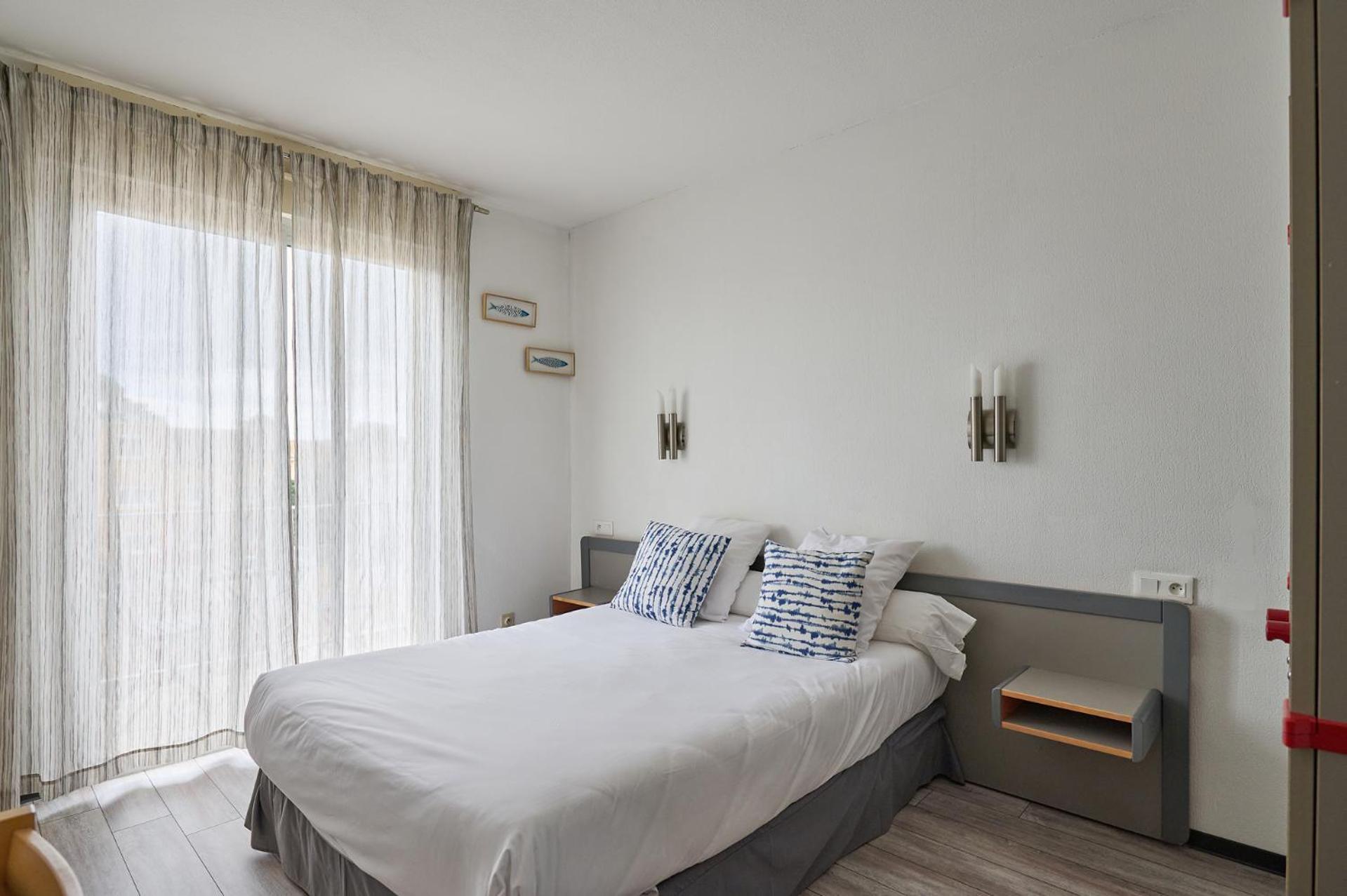 Comfort Double Room Balcony Air Conditioning Street side