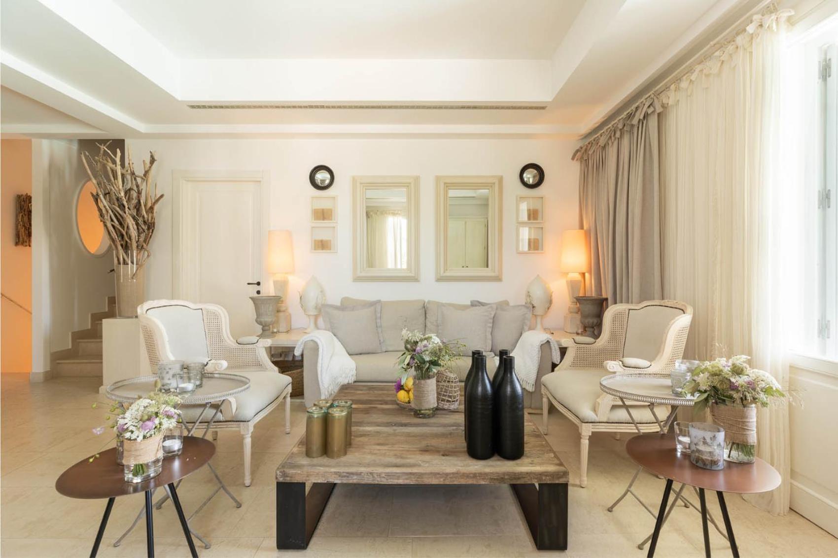Three-Bedroom Villa Le Ville