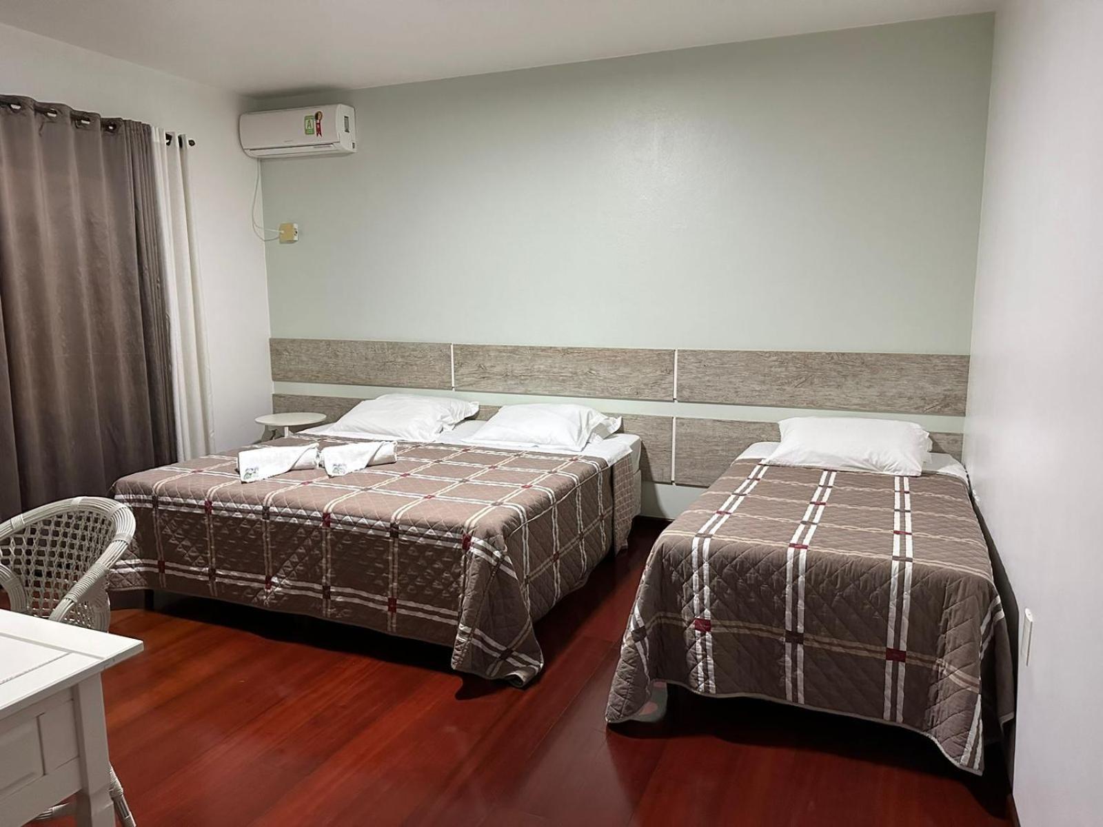 Quarto Triplo com Banheiro Privativo