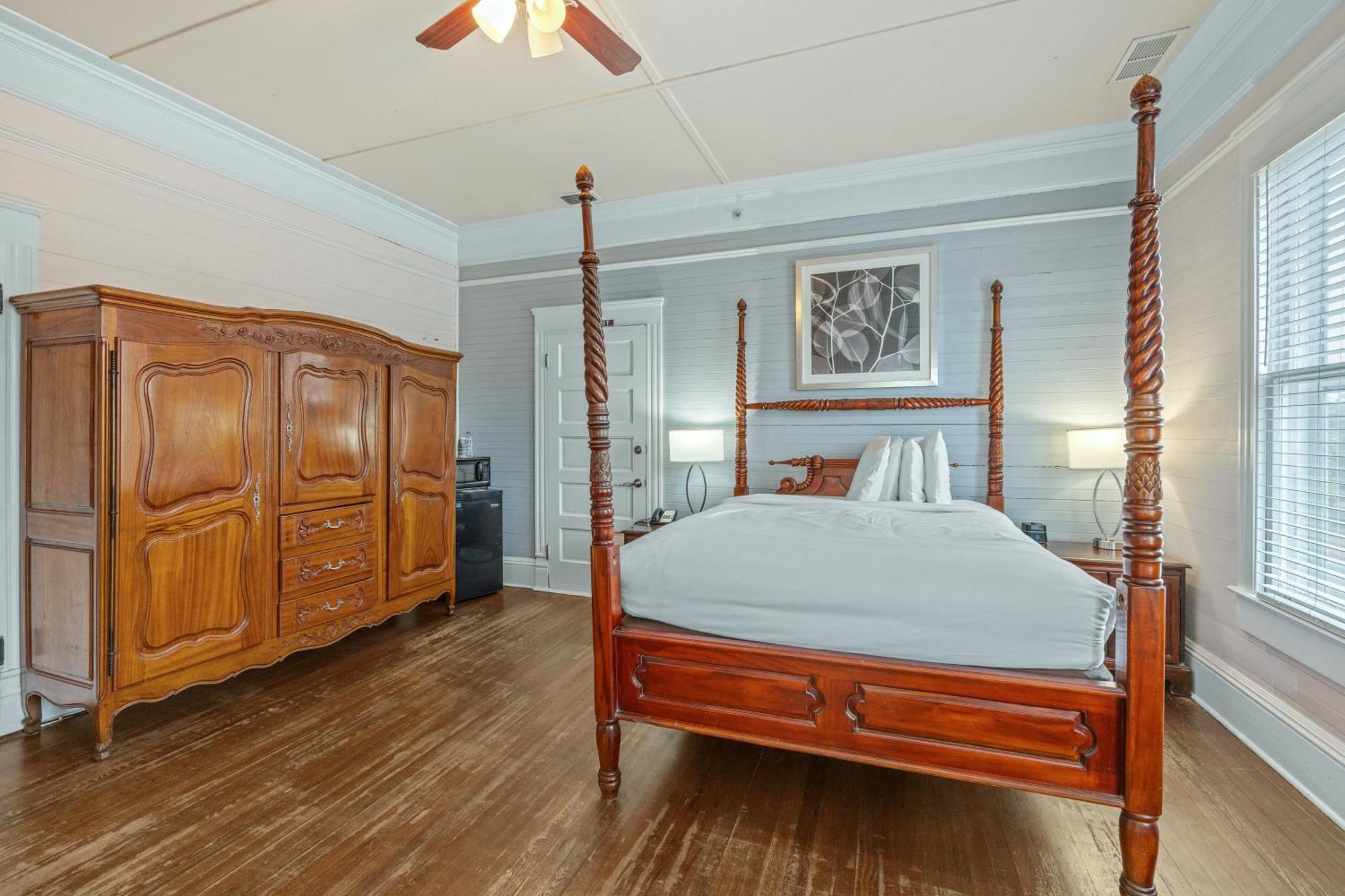 Queen Room Accessible or Nonsmoking