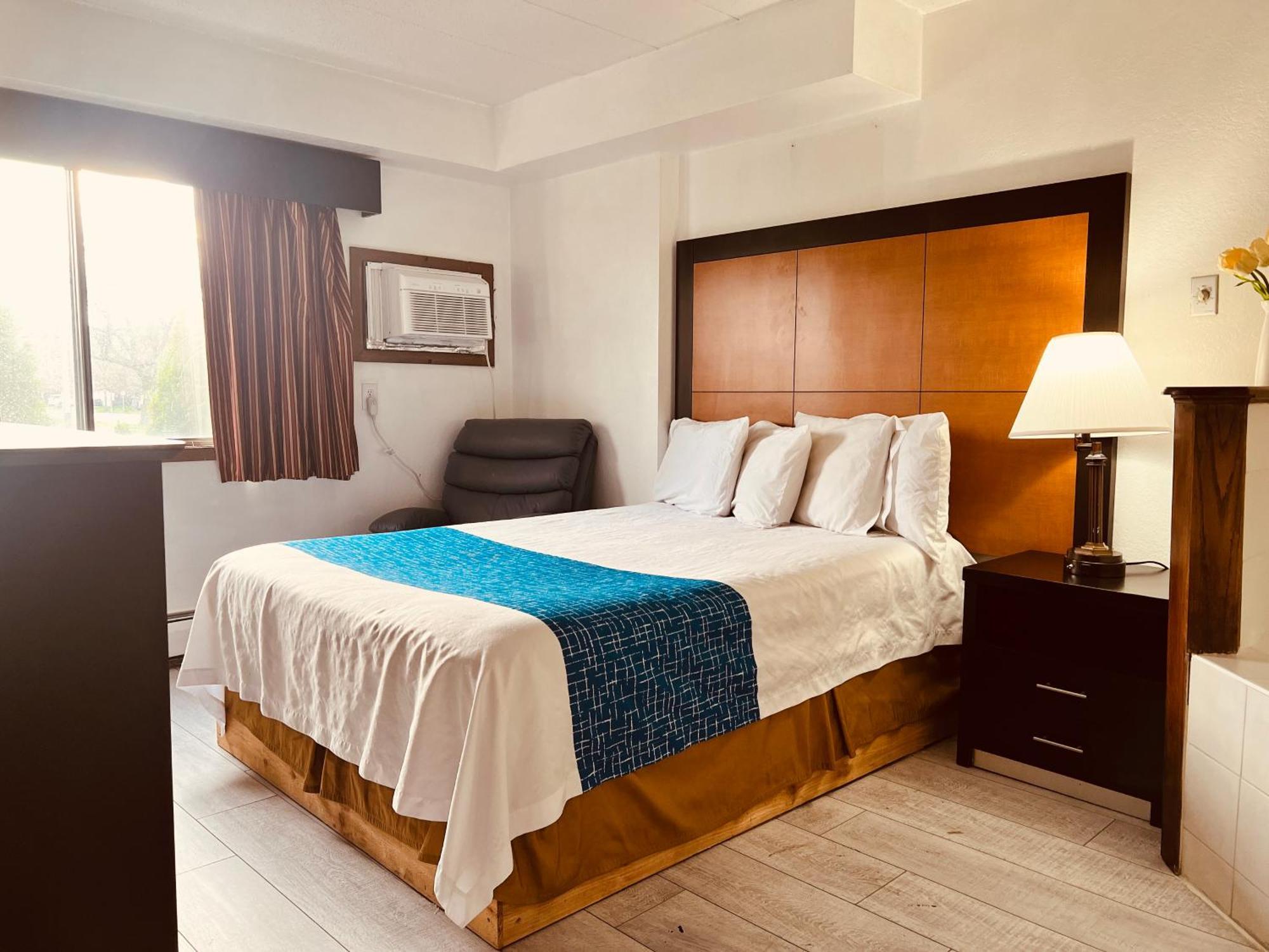 Deluxe King Room - Non-Smoking