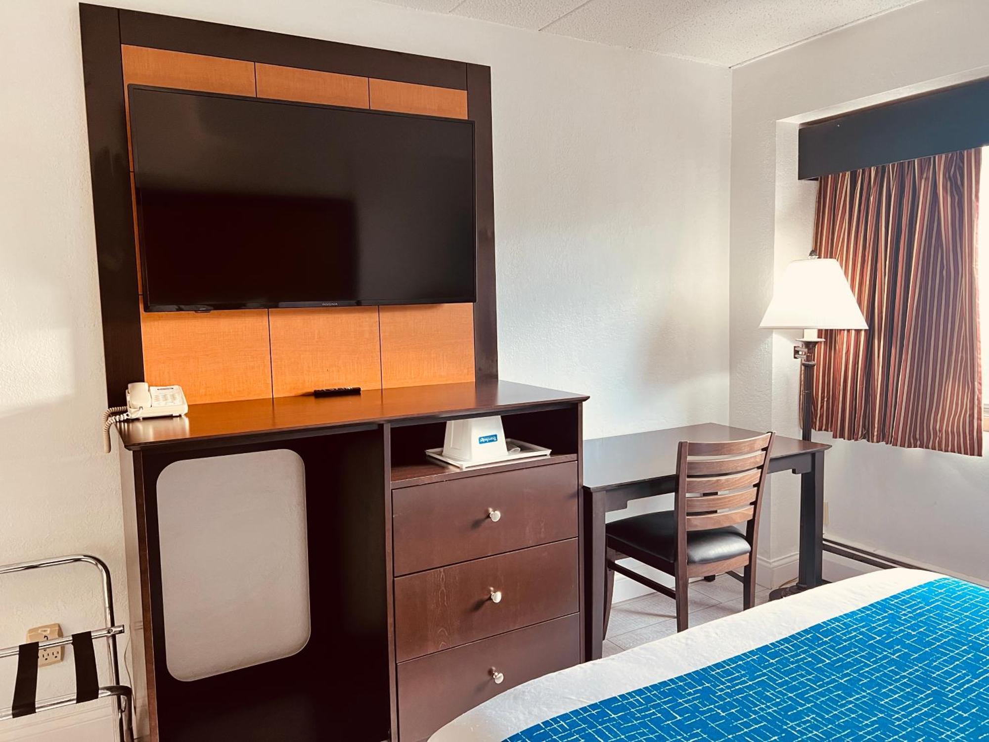 Deluxe King Room Non-Smoking