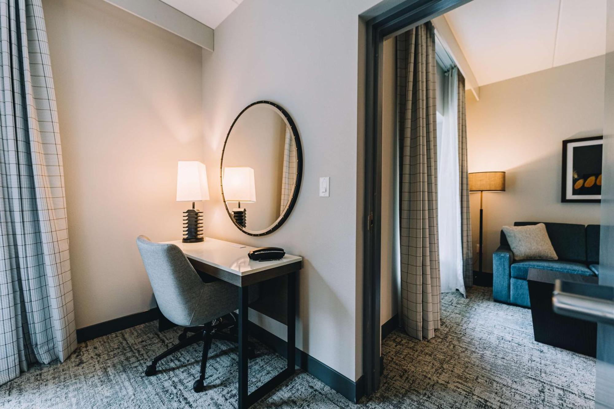 Two-Room Queen Suite Two Queen Beds