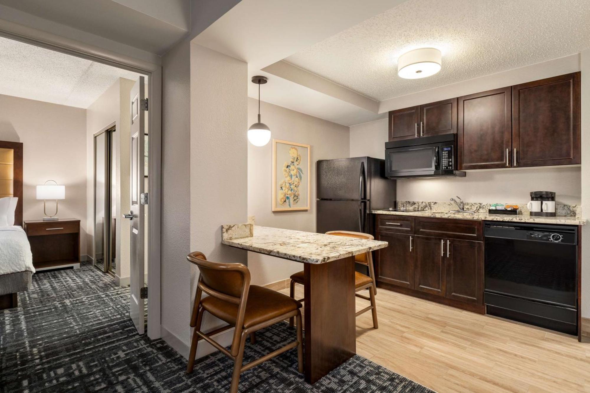 One-Bedroom King Suite - Non-Smoking