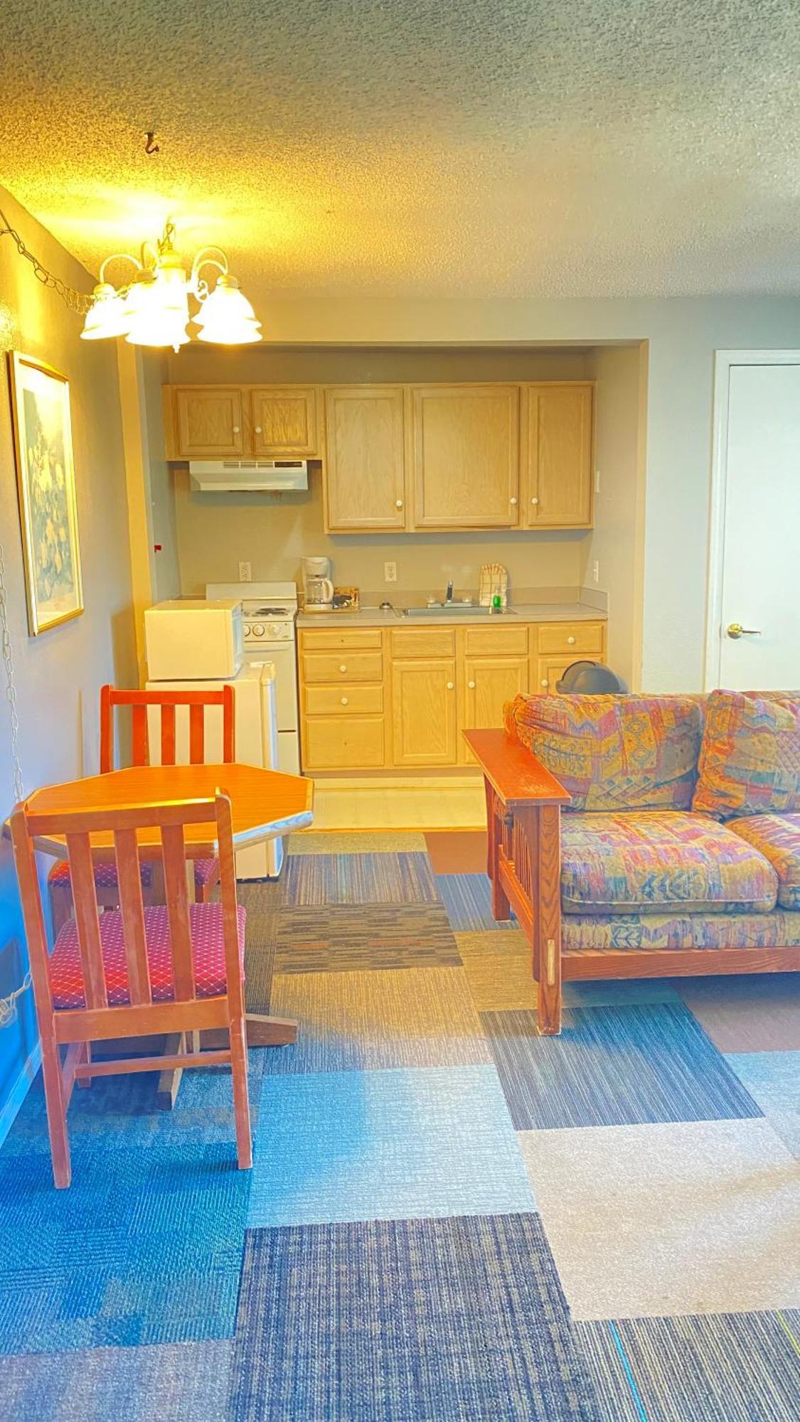 One-Bedroom Queen Suite