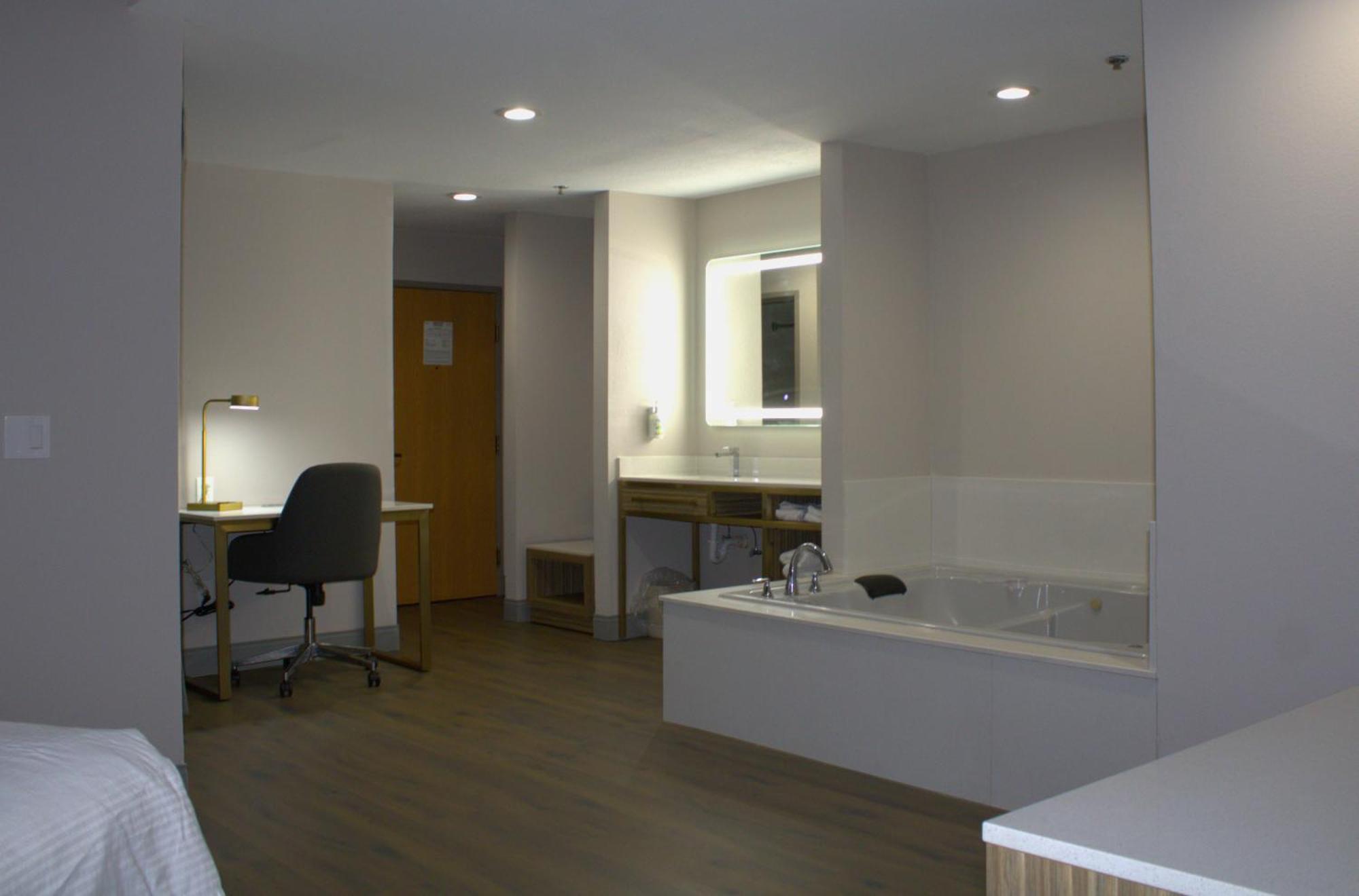 Deluxe King Studio Suite Non-Smoking